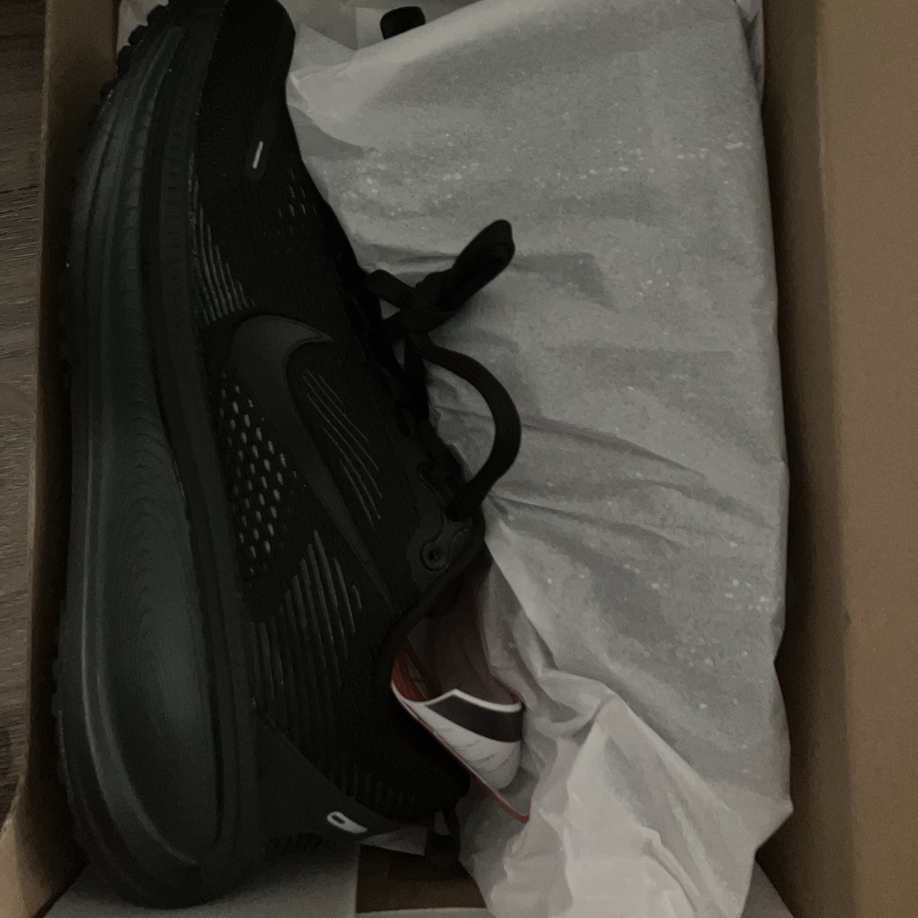 (W) Nike Vomero 18 Black Dark Smoke Grey 착용 스타일 - 1