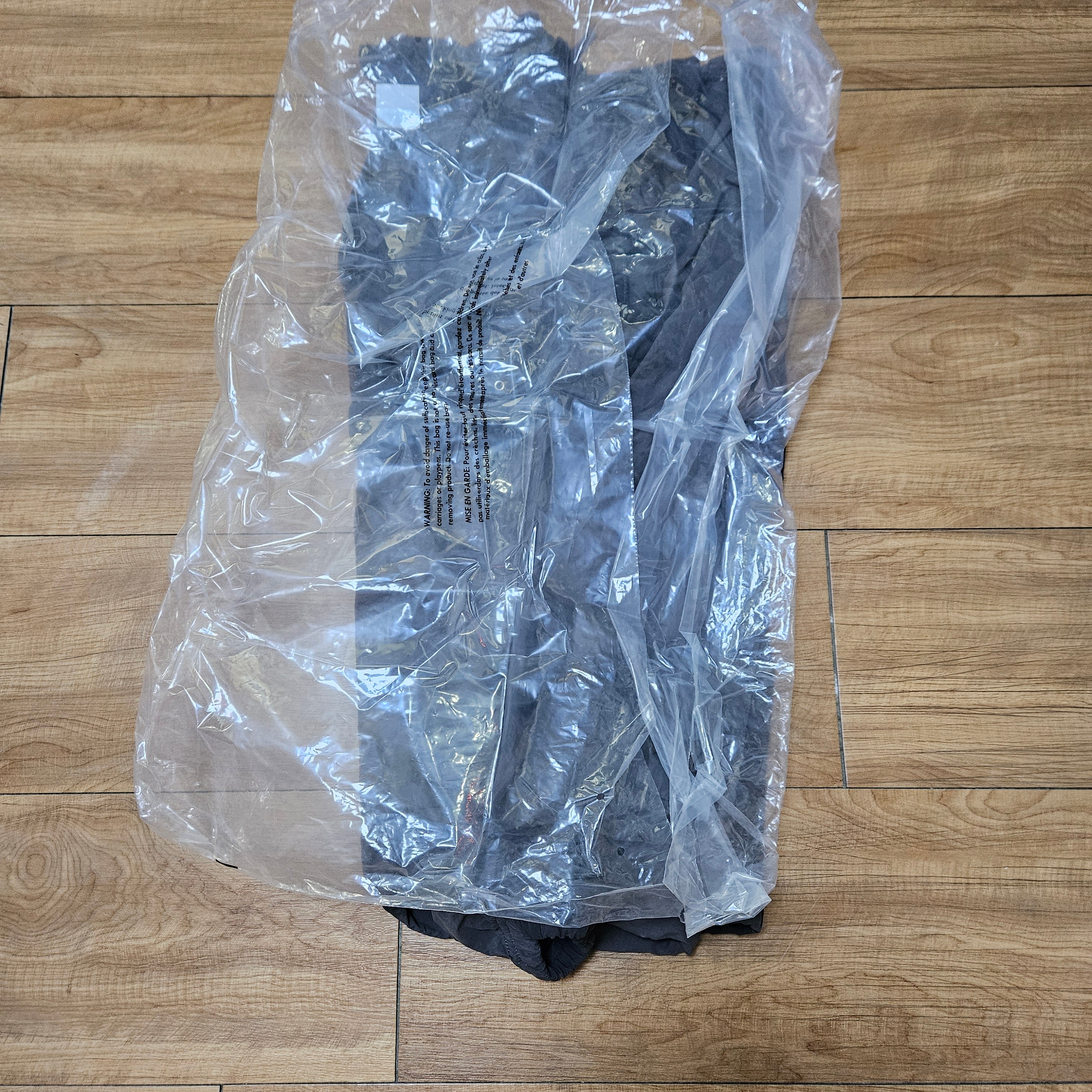 Stussy Wave Dye Beach Shell Jacket Black 착용 스타일 - 2