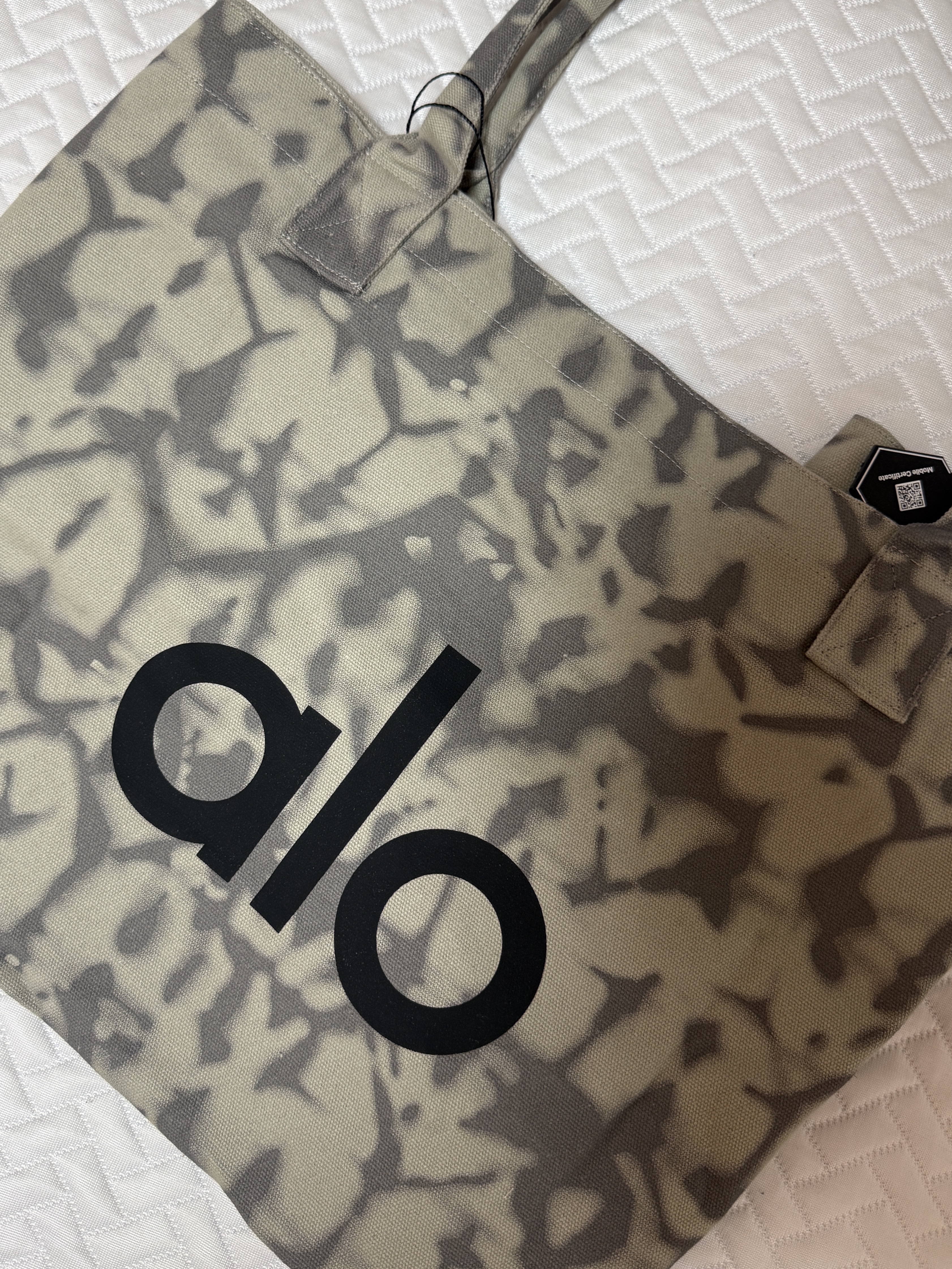 Alo Yoga Iconic Shopper Tote Bag Grey Tiedye, Suare women light seashell padded jumper gray 착용 스타일 - 1