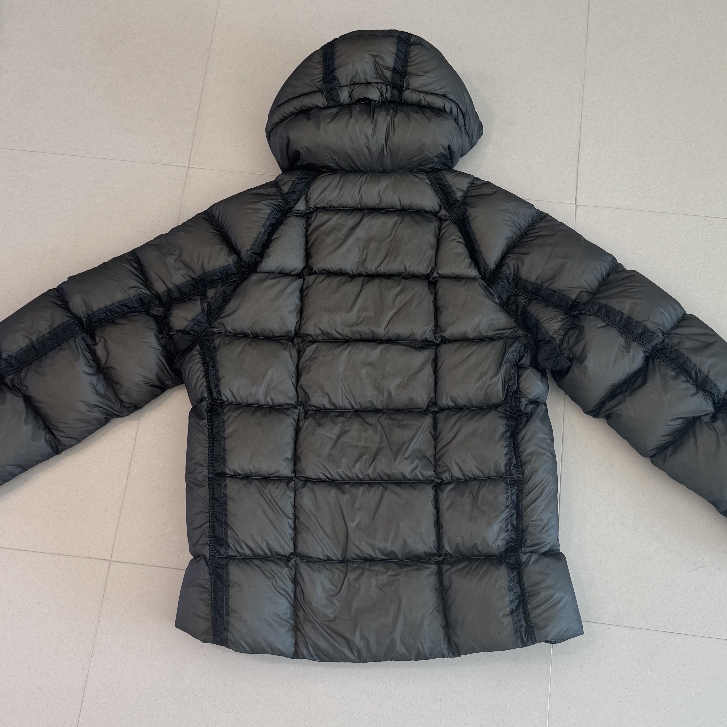 C.P. Company D.D. Shell Hooded Down Jacket Gunmetal - 25FW 착용 스타일 - 2