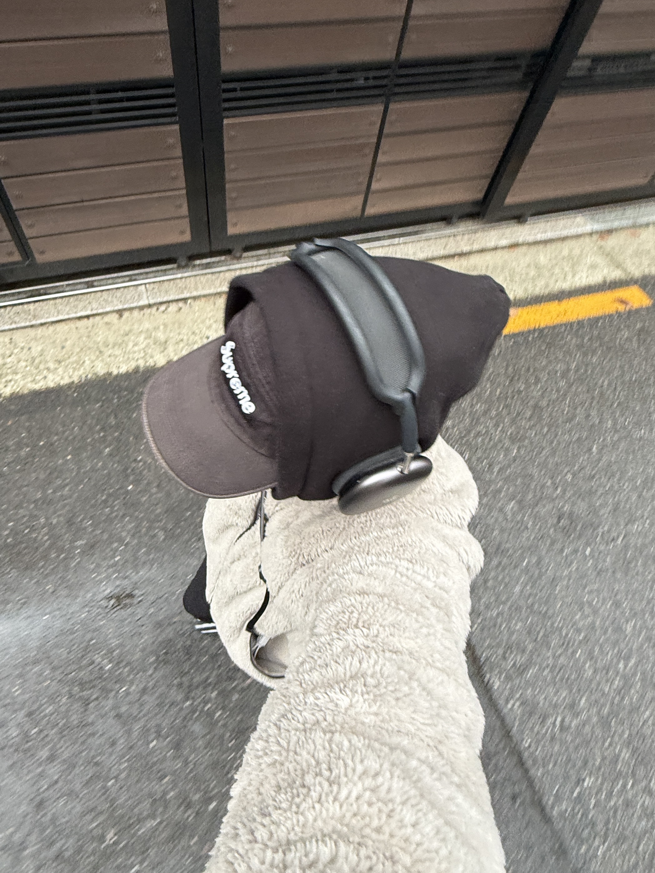 Subu Permanent F-Line Dots, IAB Studio Hoodie Black 착용 스타일 - 3
