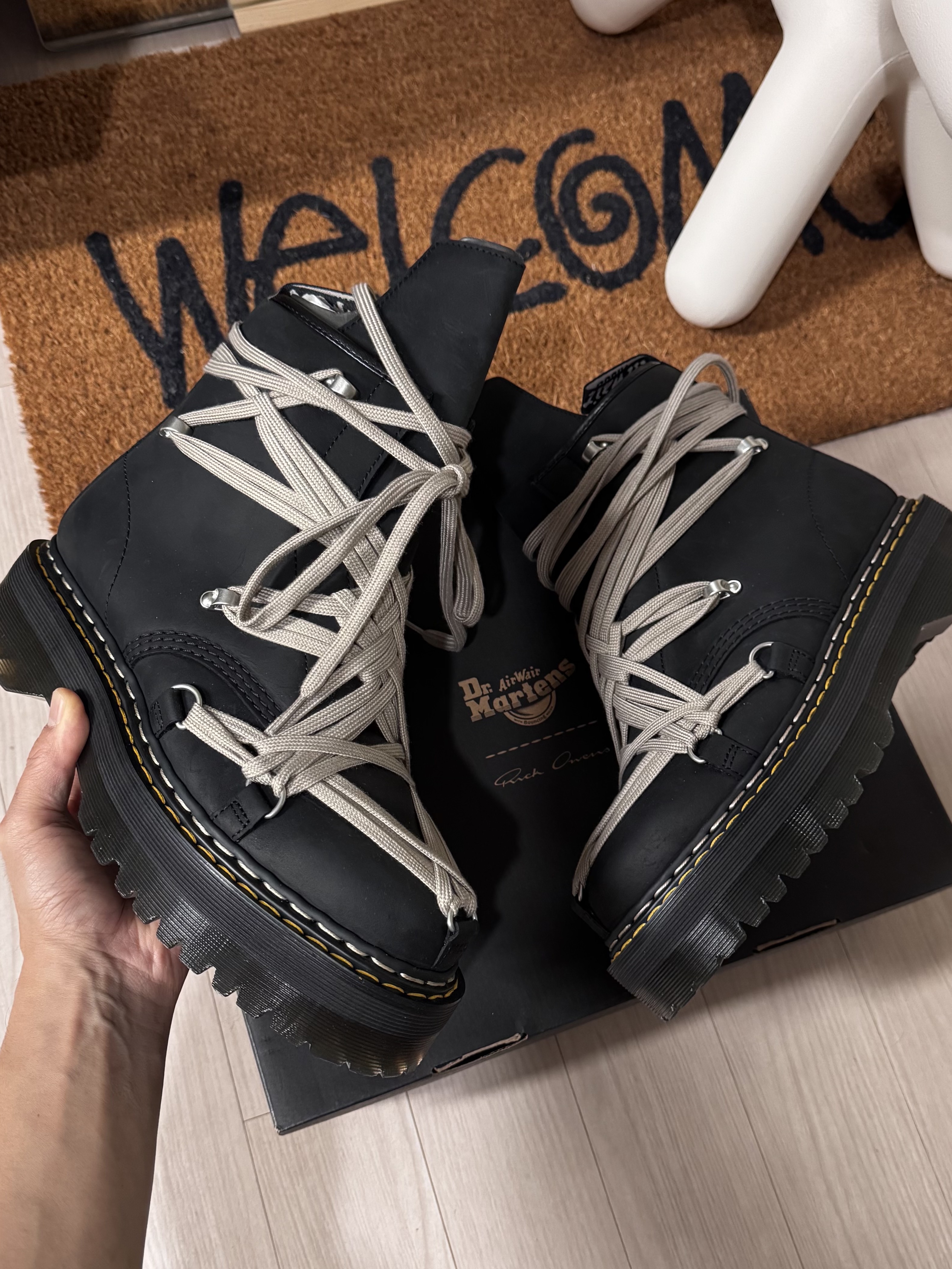Dr. Martens x Rick Owens 1460 Quad Sole Mega Lace Boots Black, Stussy Welcome Mat Cocoa 착용 스타일 - 2