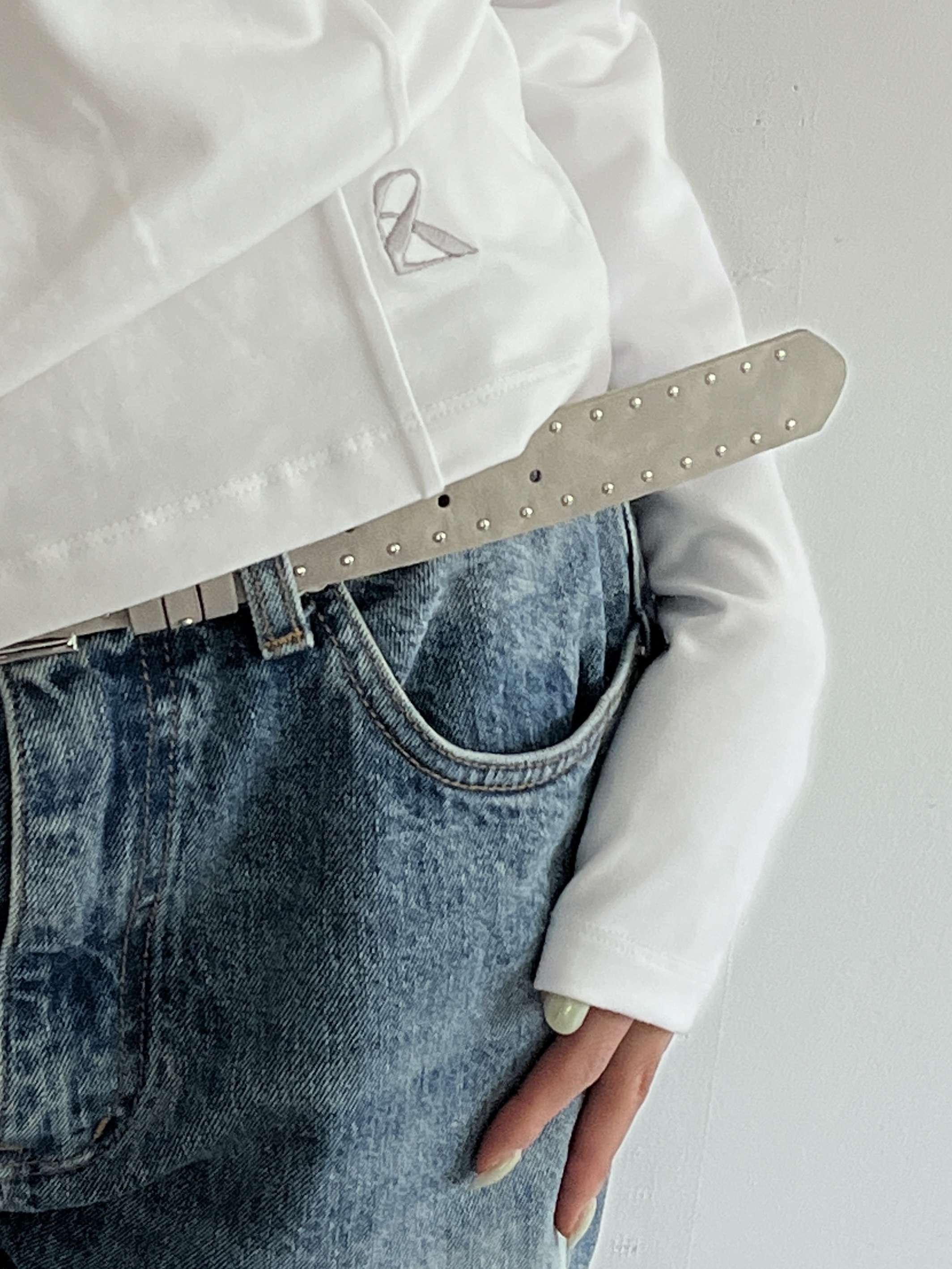 Riomeu Cross Pin Tuck Boat Neck Long Sleeve White, Riomeu Solar Sistema Necklace 착용 스타일 - 2