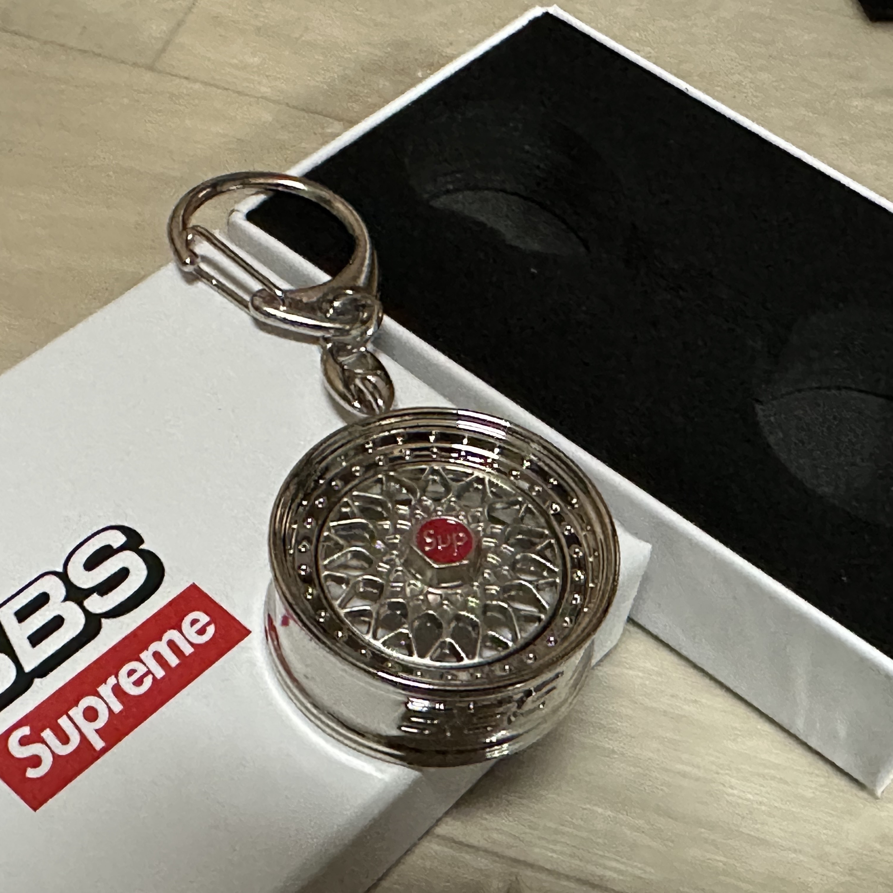 Supreme x BBS RS Rim Keychain Chrome - 25FW 착용 스타일 - 2