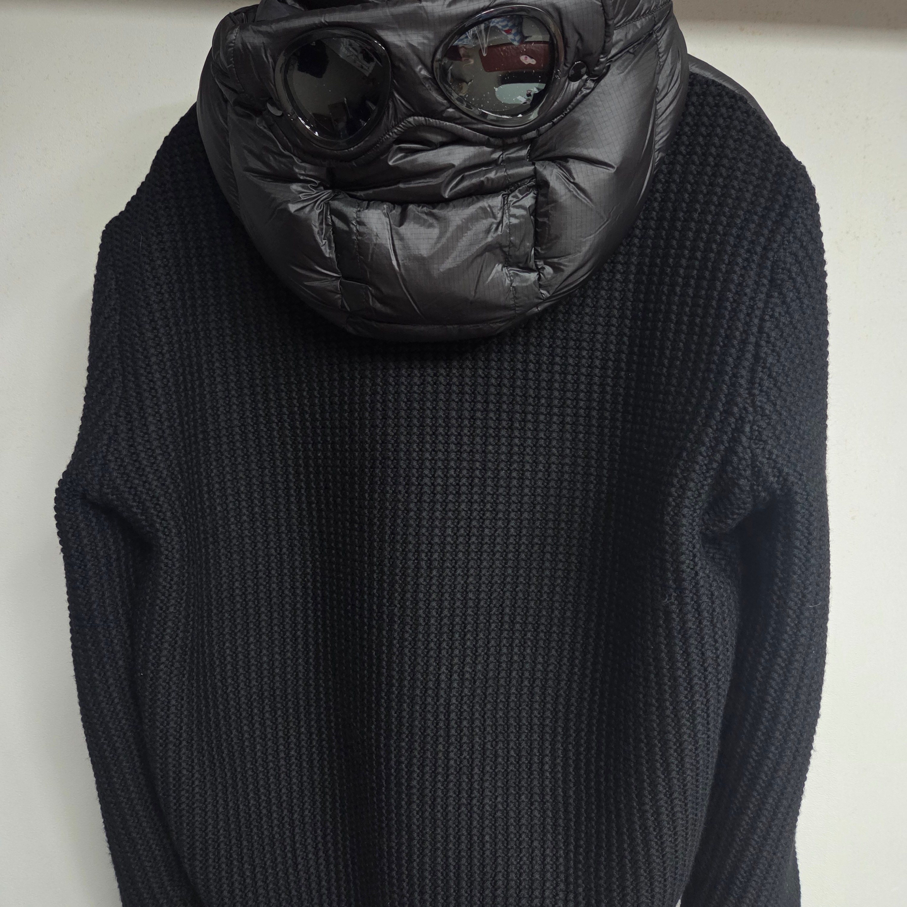C.P. Company Extrafine Merino Wool Mixed Full Zip Goggle Sweater Black - 25FW 착용 스타일 - 2