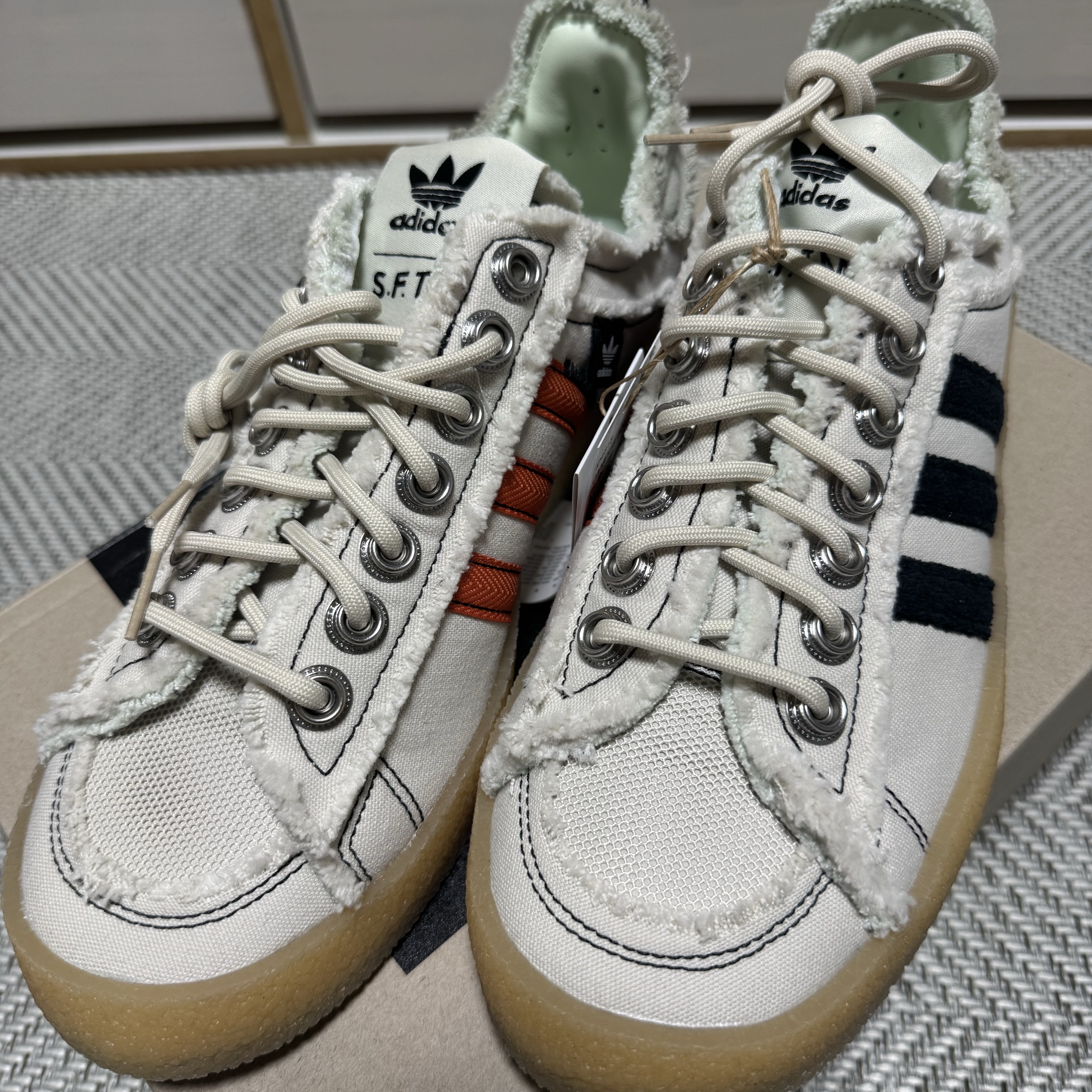 Adidas x Song for the Mute Campus 80s Bliss Core Black 착용 스타일 - 1