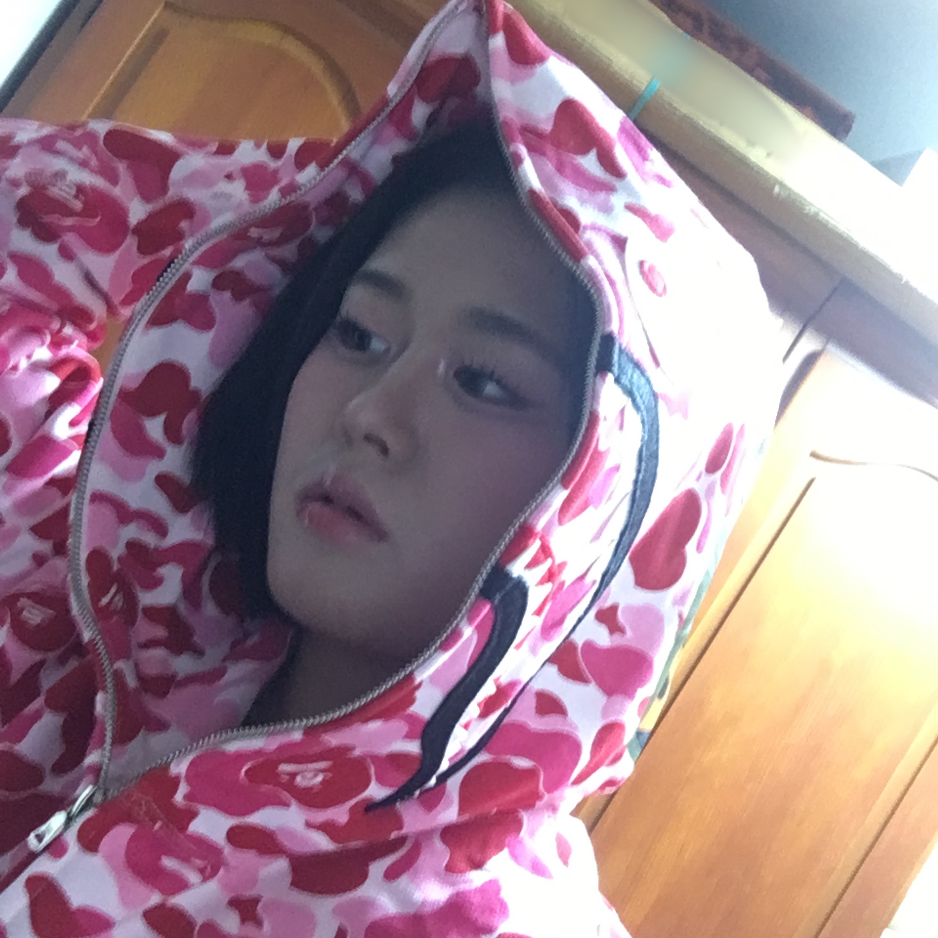 BAPE ABC Camo Shark Full Zip Hoodie Pink 착용 스타일 - 3