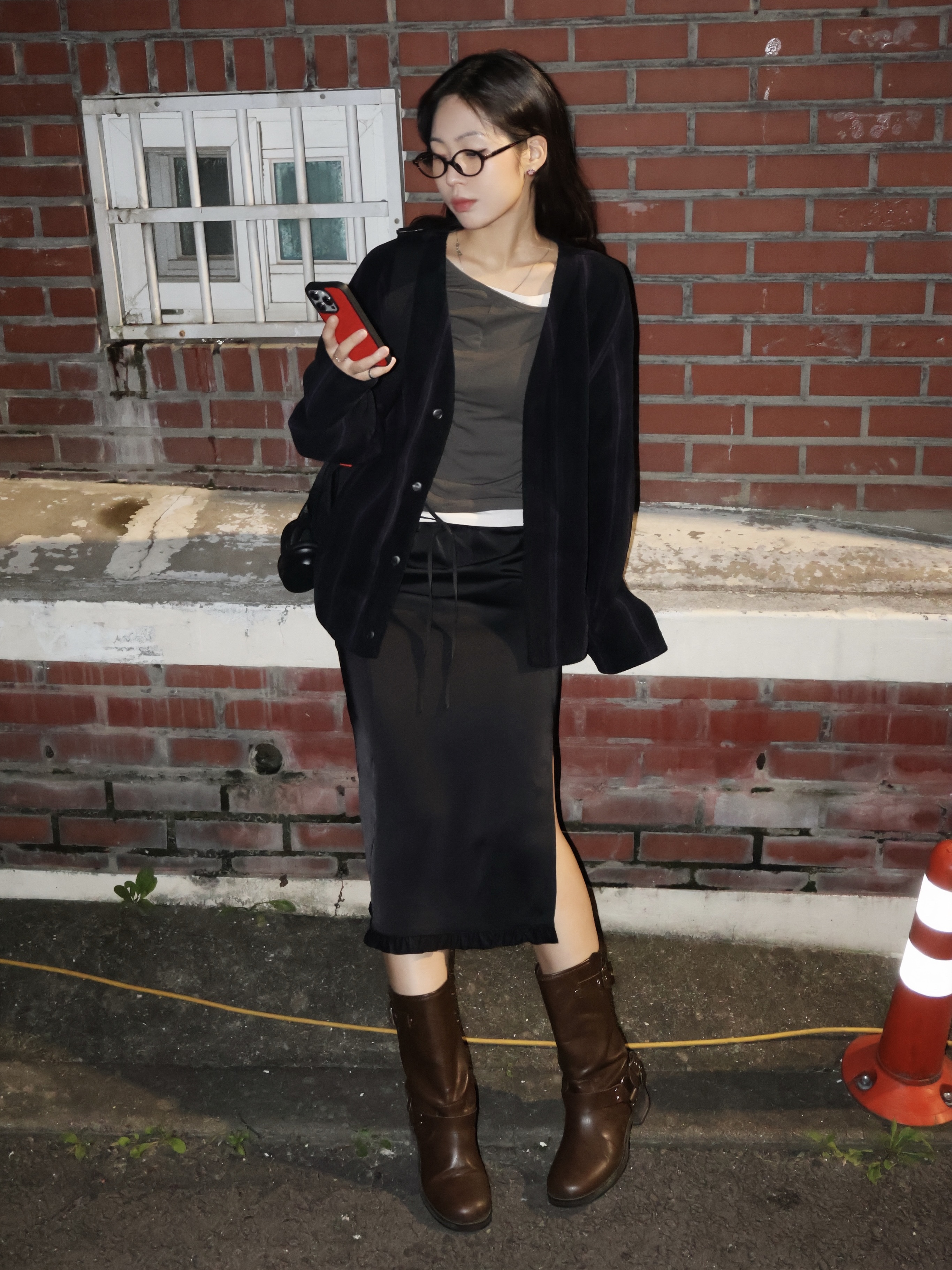 Human Made Heart Earrings Red, Uniqlo x Needles Fleece Oversized Cardigan Black - KR 착용 스타일 - 3