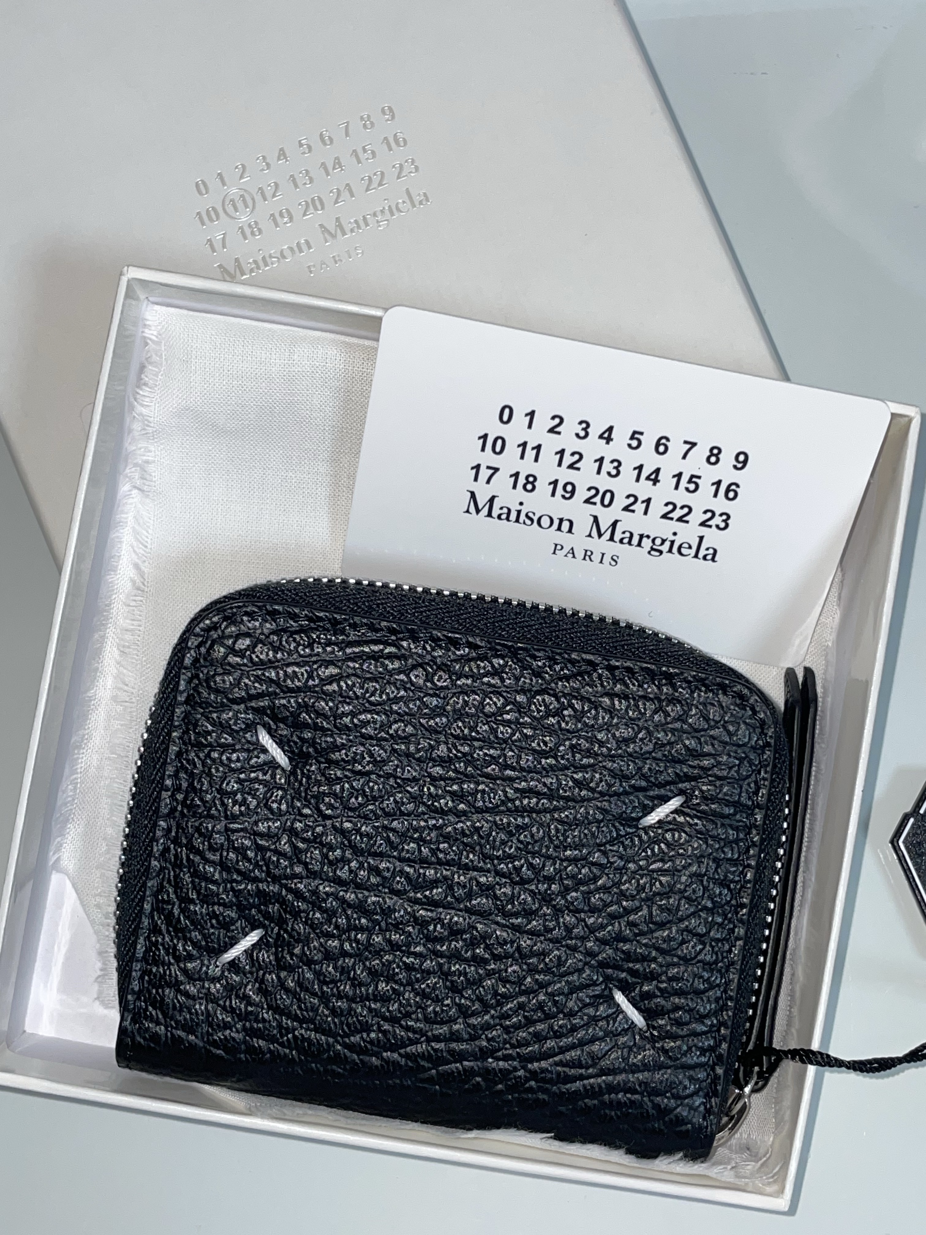 Maison Margiela Zip Around Leather Wallet Black 착용 스타일