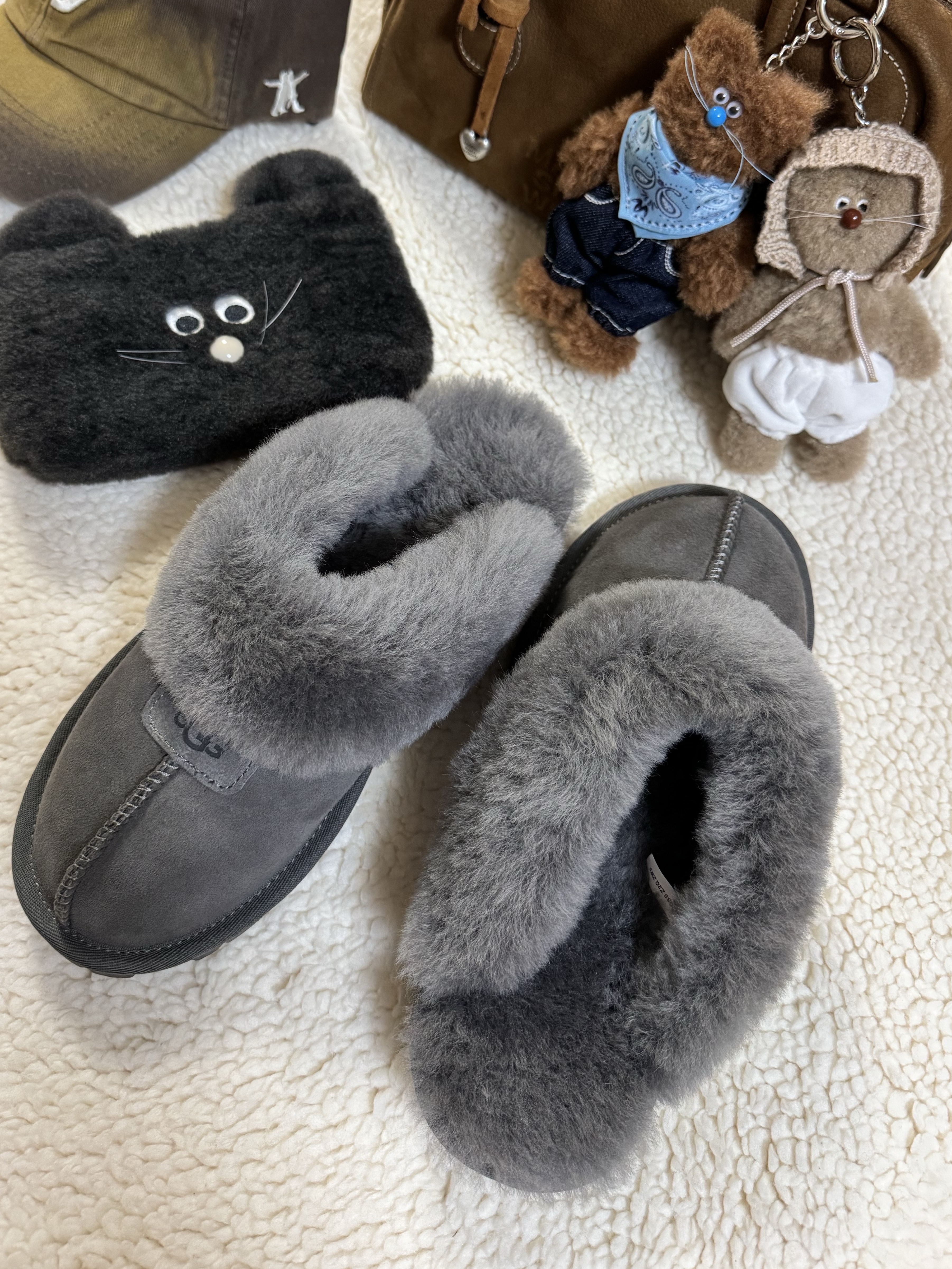 (W) UGG Coquette Slipper Grey, Monamhee Blay Keyring Pouch Black 착용 스타일 - 6