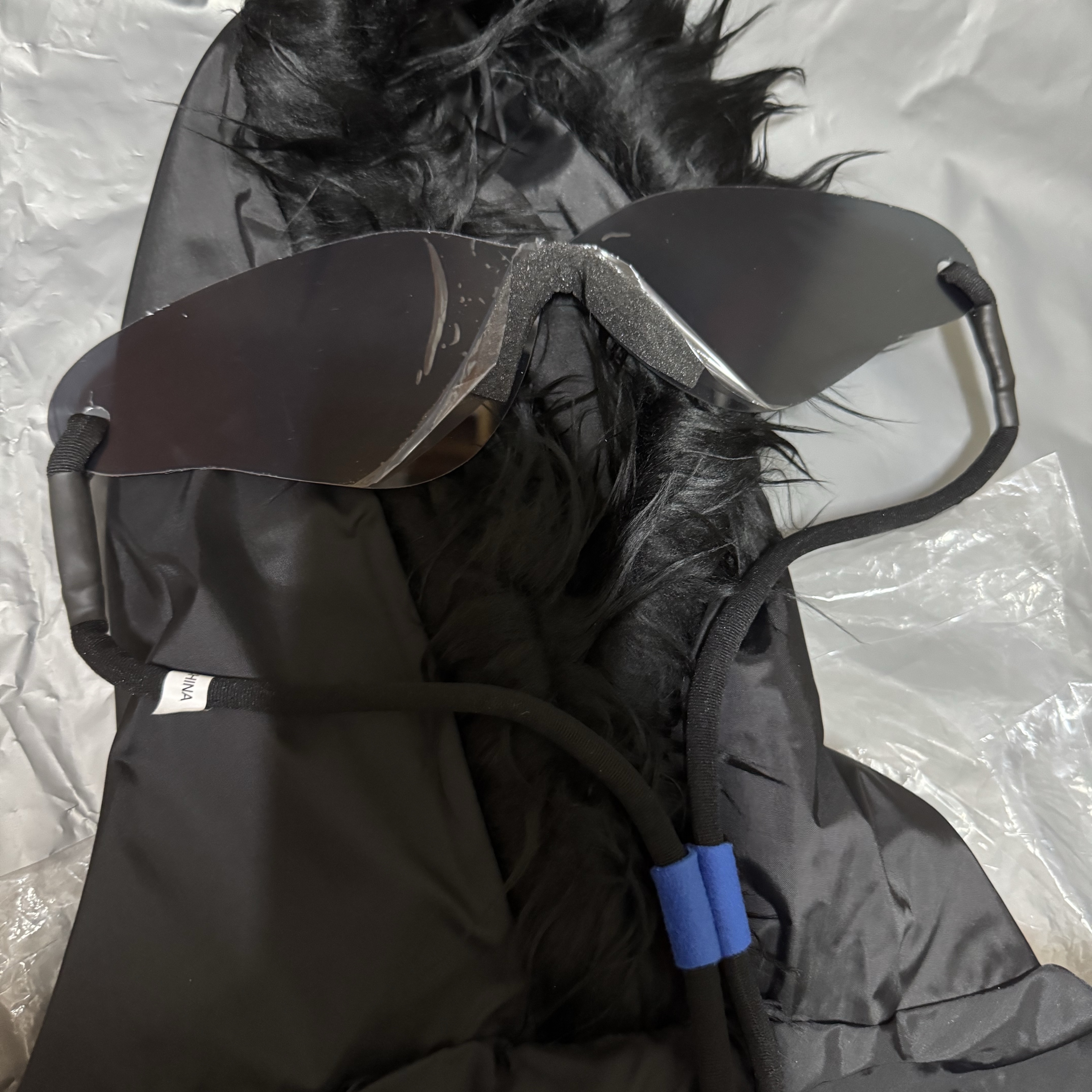 Yeezy SG-01 Shades Sunglasses Black, Yeezy WB-10 Black 착용 스타일 - 1