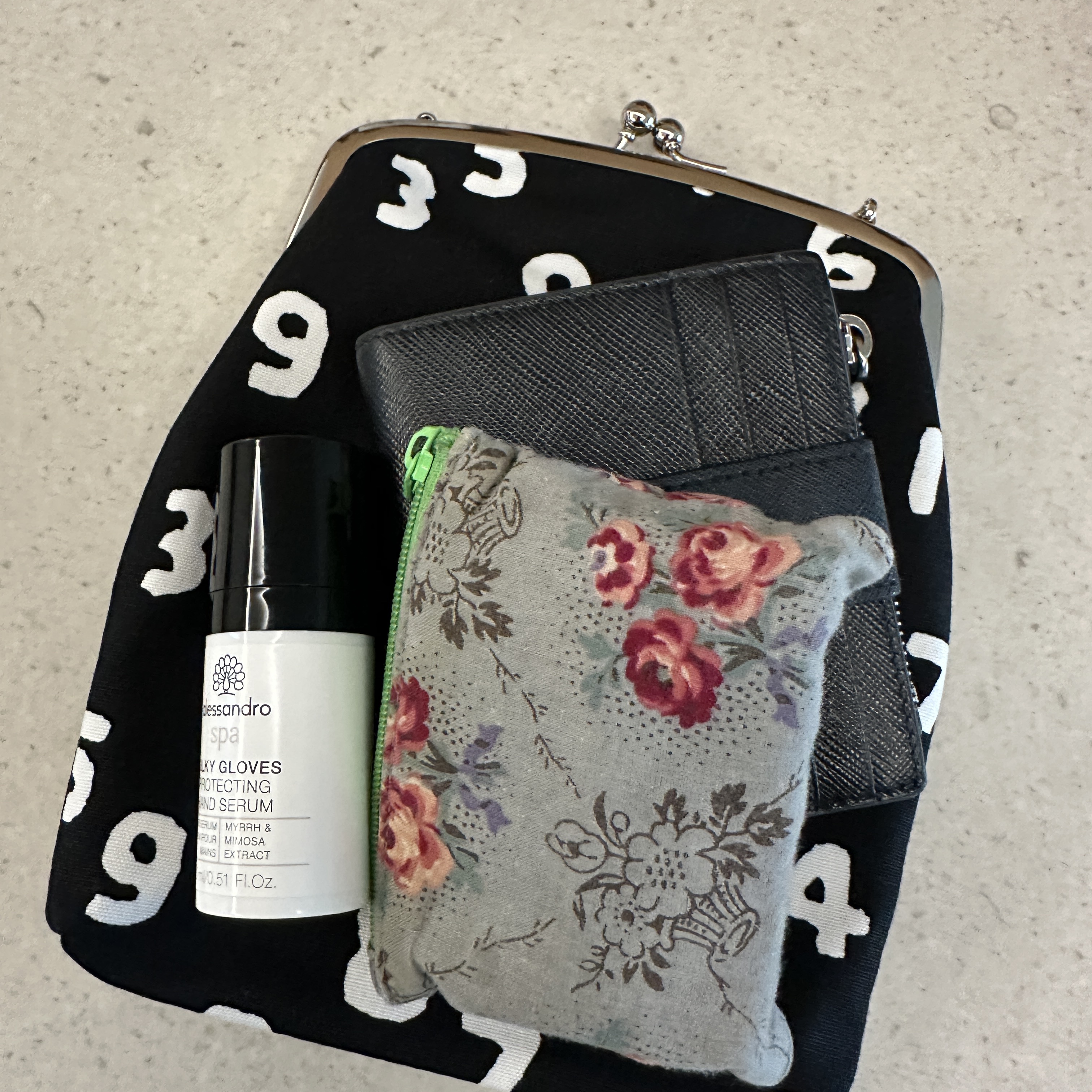 Sou Sou Canvas Soft Gamaguchi Bag Large Black (with 110cm Black Leather Strap) 착용 스타일 - 4