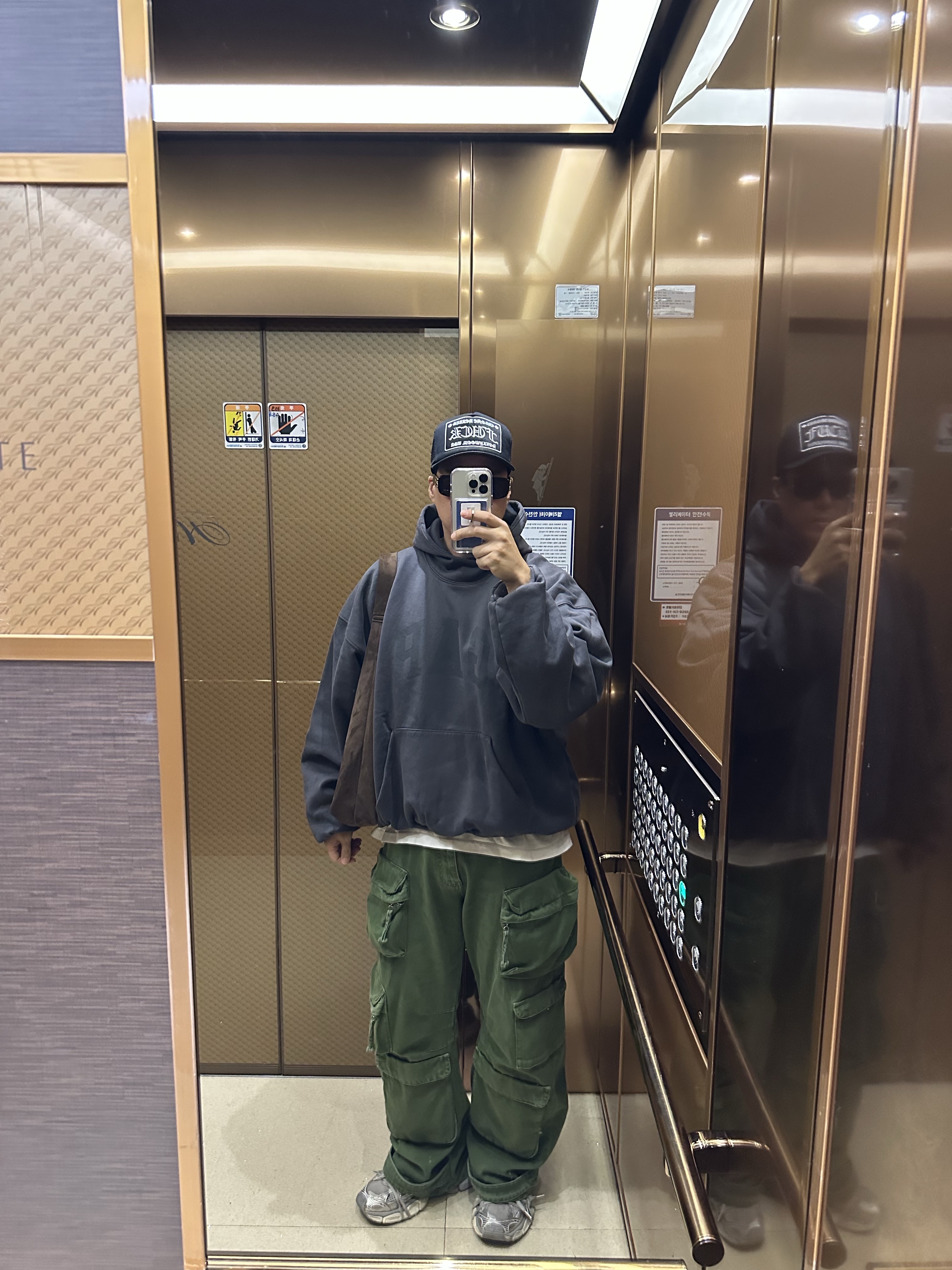 Chrome Hearts Fuck Hollywood Trucker Hat Black, Yeezy Gap Engineered By Balenciaga Dove Hoodie Black 착용 스타일 - 1