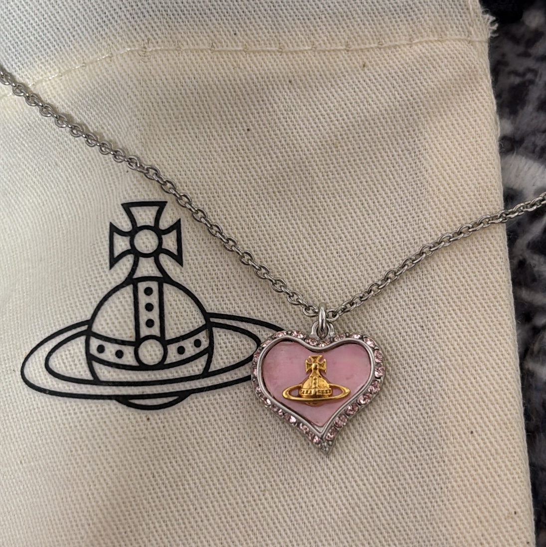 Vivienne Westwood Petra Pendant Necklace Platinum Gold Coral 착용 스타일