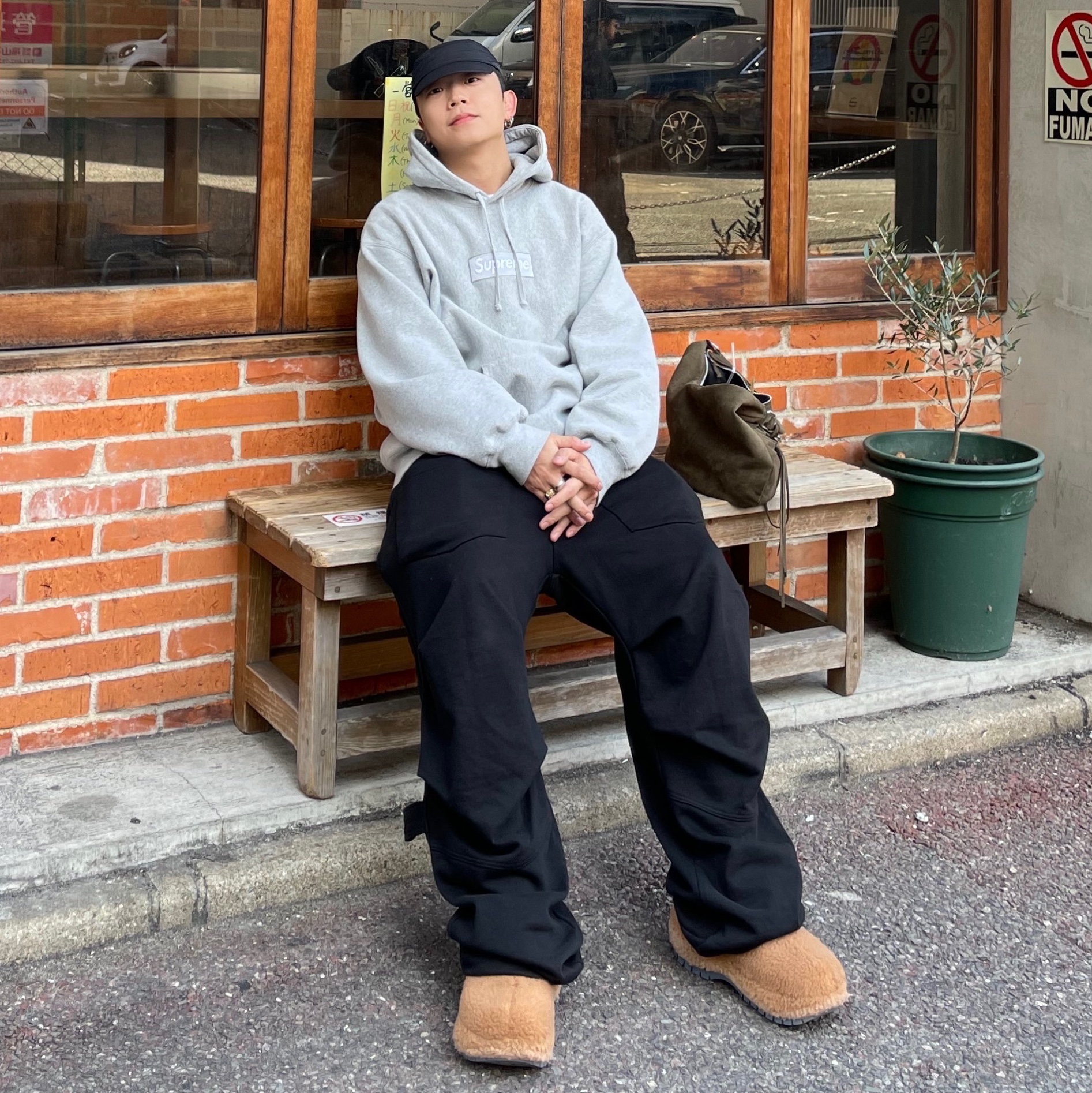Supreme Box Logo Hooded Sweatshirt Heather Grey - 24FW, Crocs x Lil Nas X Mega Crush Clog Black Brown 착용 스타일 - 2