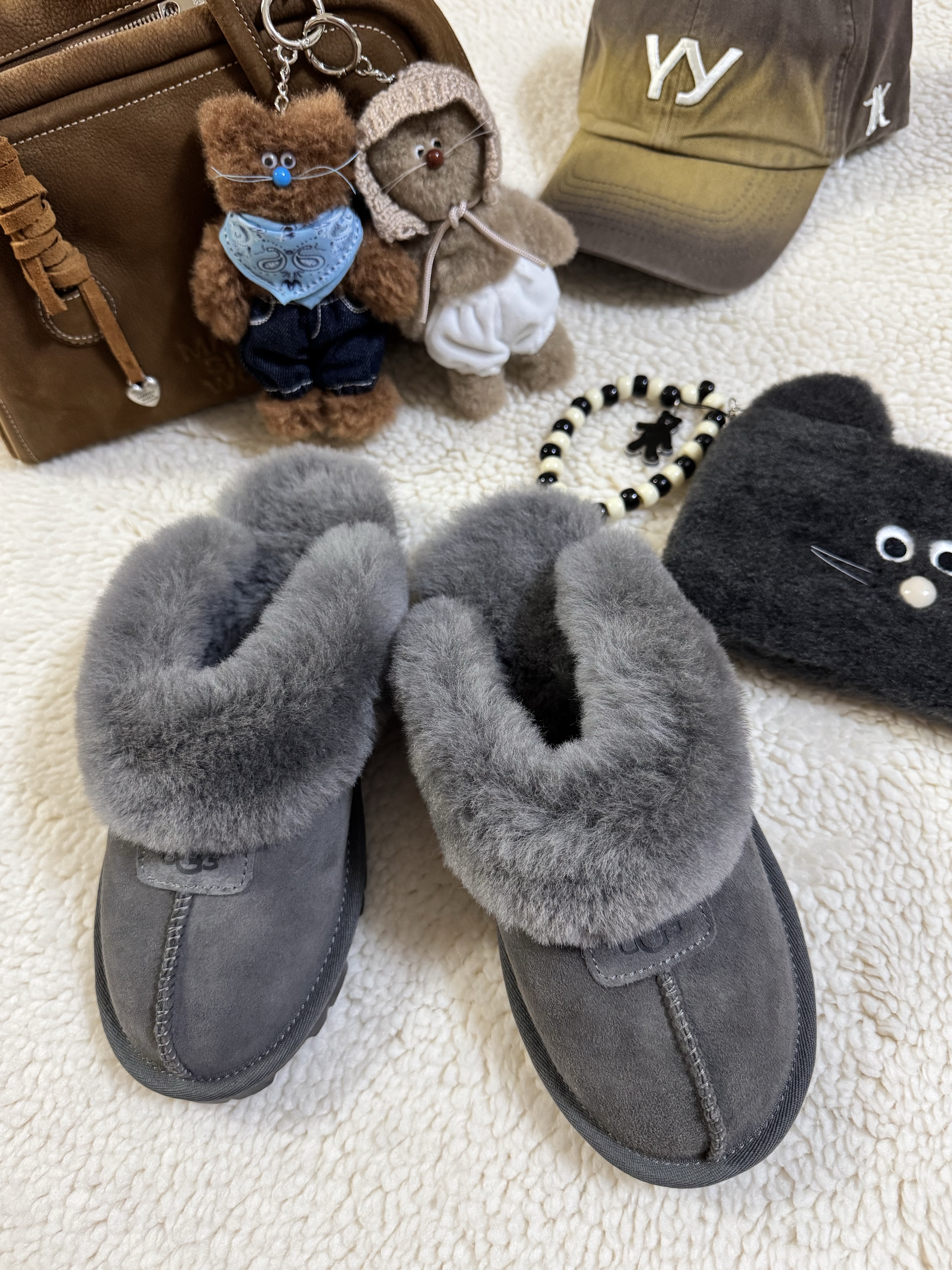 (W) UGG Coquette Slipper Grey, Monamhee Blay Keyring Pouch Black 착용 스타일 - 7