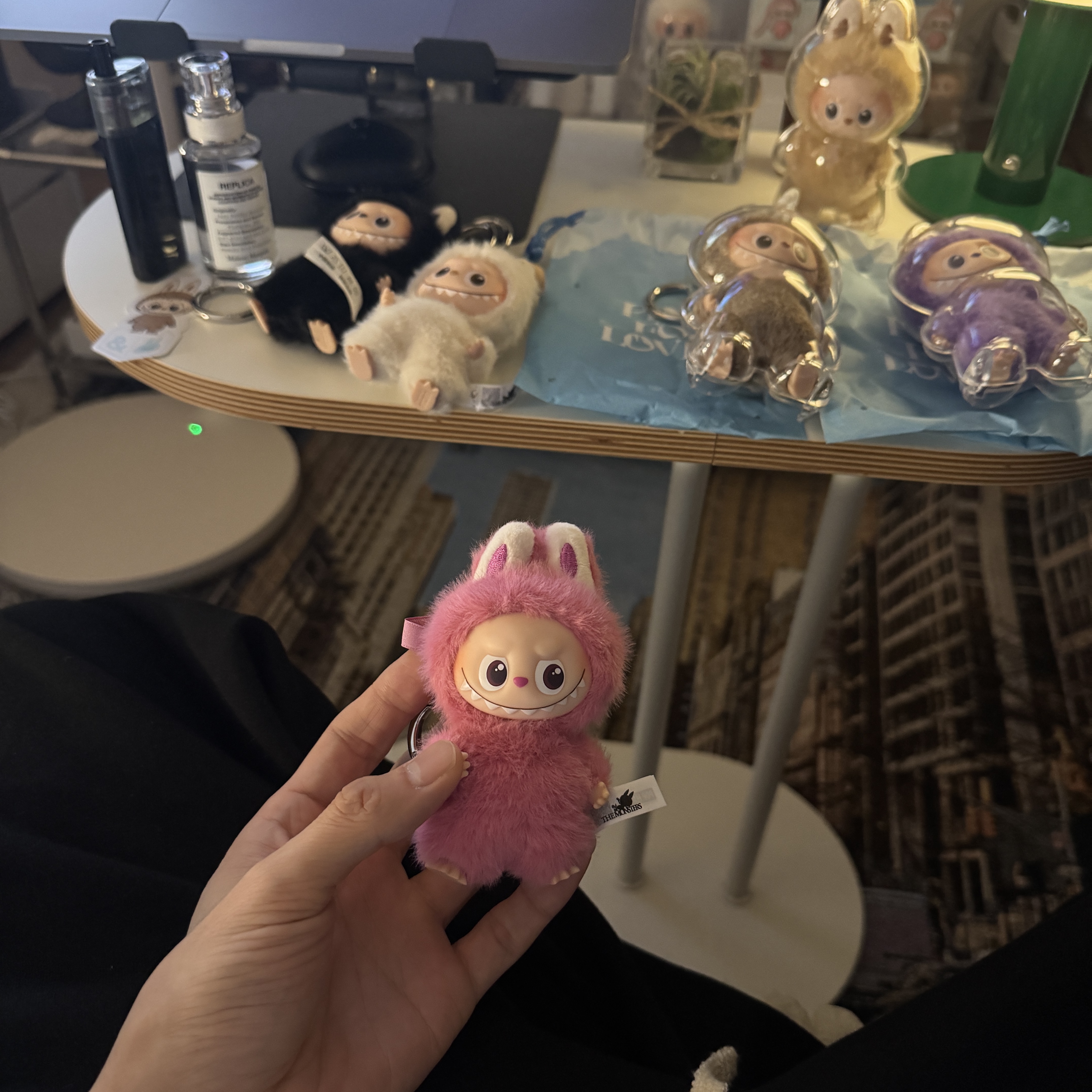 Pop Mart Labubu The Monsters Pin For Love Series Vinyl Plush Pendant Sealed Case (N-Z) (14 Blind Boxes), Pop Mart Labubu The Monsters Pin For Love Series Vinyl Plush Pendant Sealed Case (A-M) (14 Blind Boxes) 착용 스타일 - 1