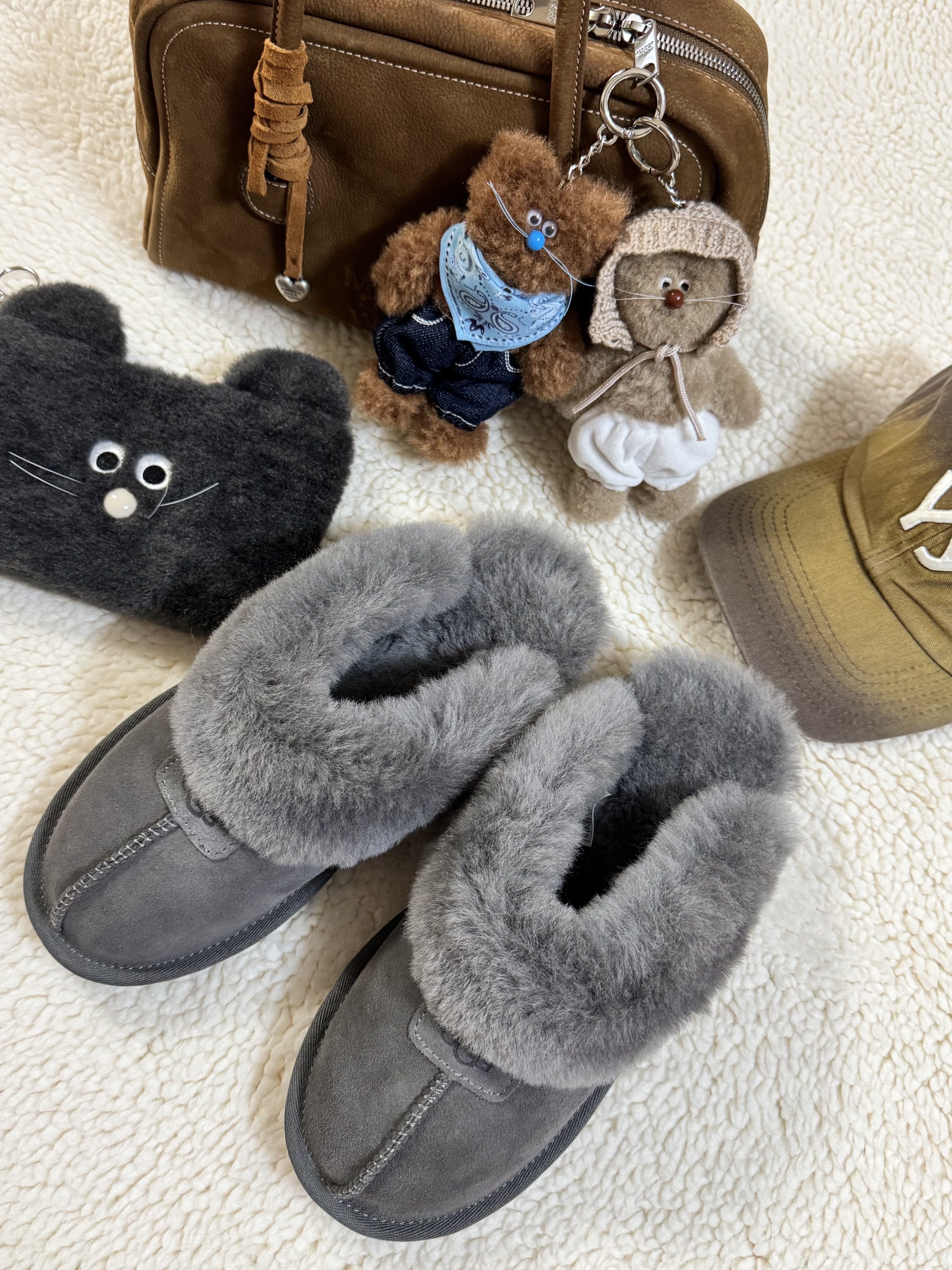(W) UGG Coquette Slipper Grey, Monamhee Blay Keyring Pouch Black 착용 스타일 - 5
