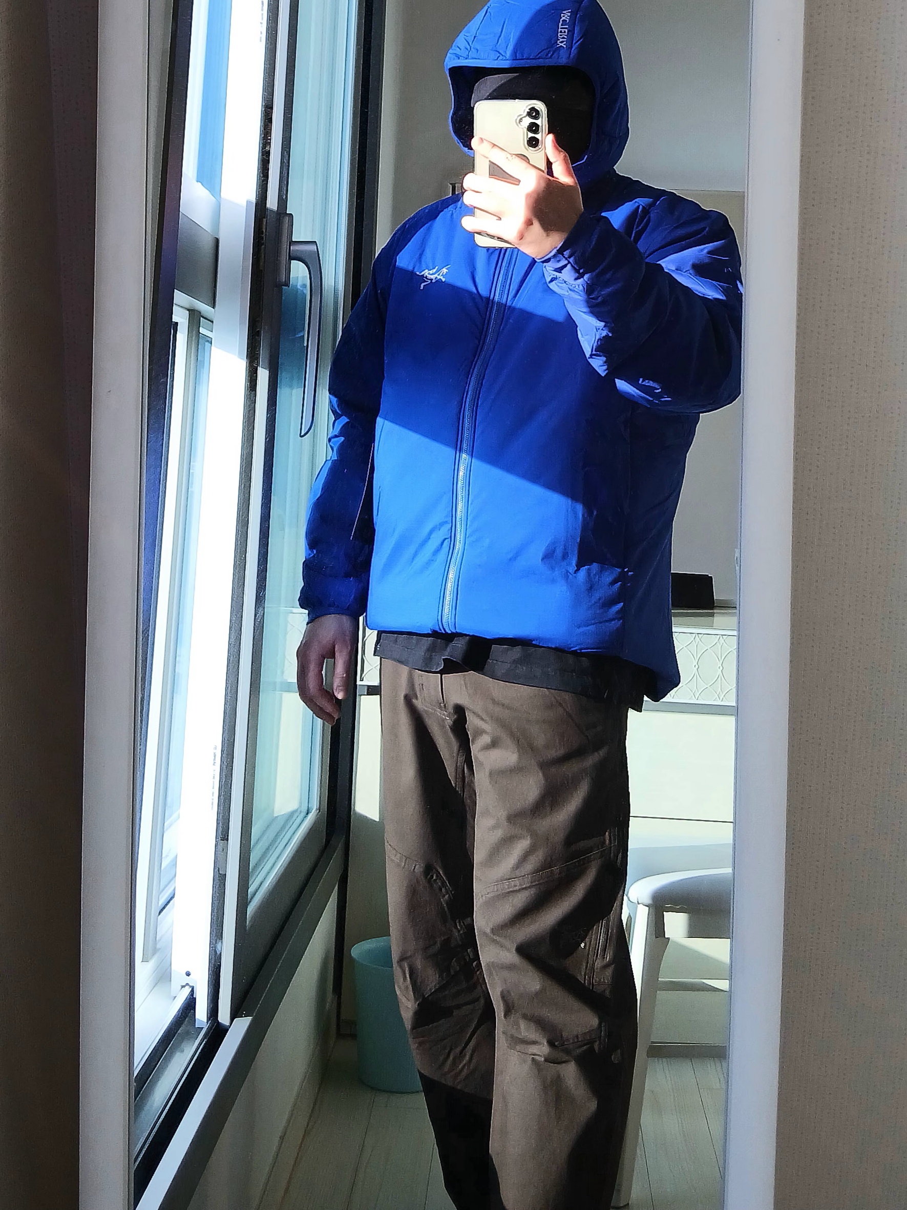 Arc'teryx Kragg Cotton LS T-Shirt 24K Black, Arc'teryx Cronin Cotton Pants Carob 착용 스타일 - 7