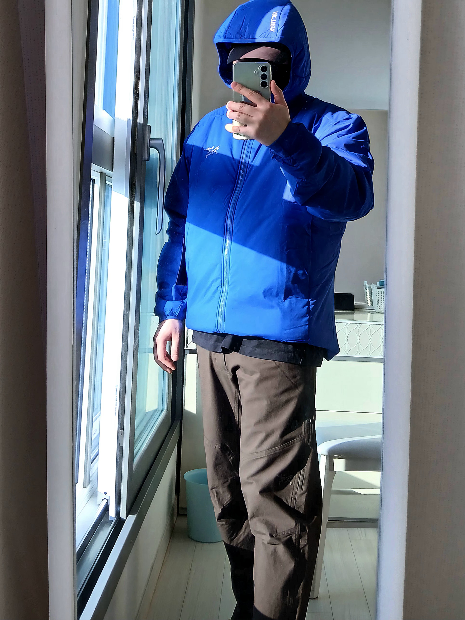 Arc'teryx Kragg Cotton LS T-Shirt 24K Black, Arc'teryx Cronin Cotton Pants Carob 착용 스타일 - 5