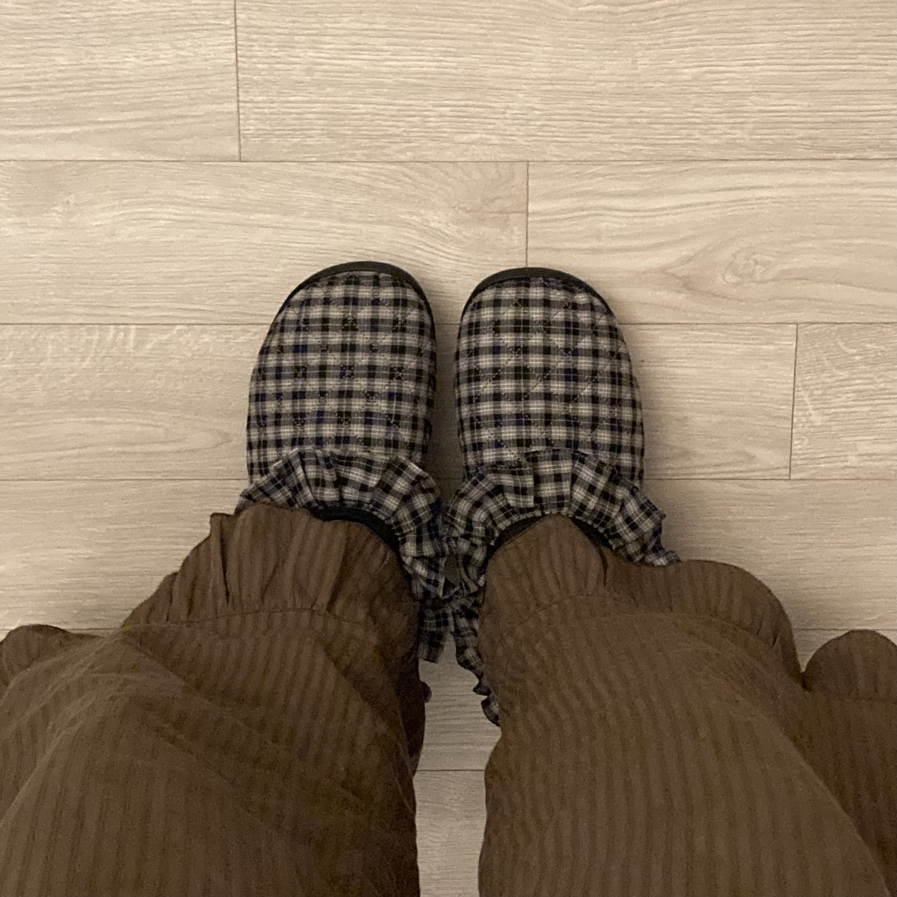Subu x Coyseio Fluff Check Padding Shoes Check 착용 스타일 - 1