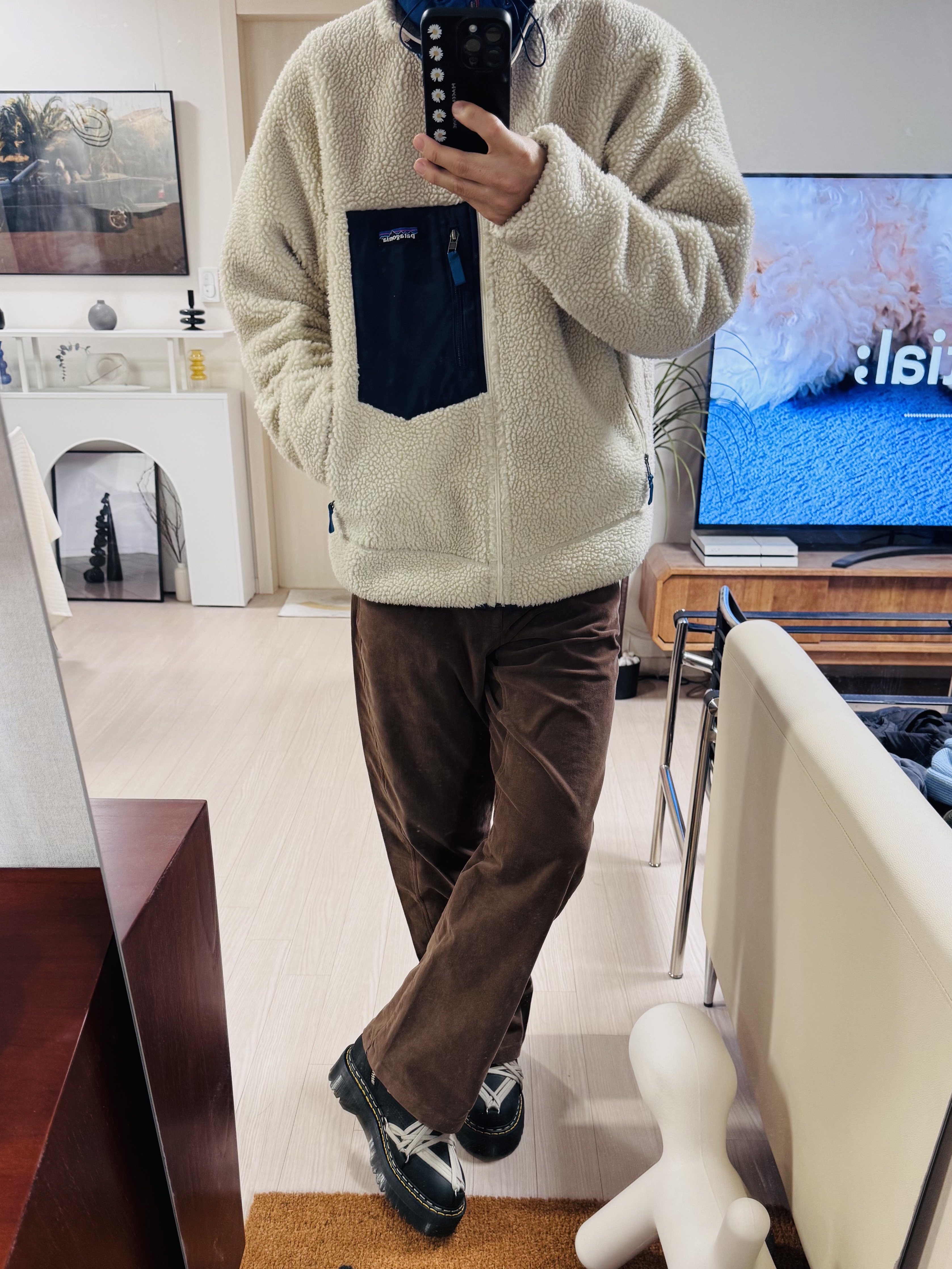 Patagonia Classic Retro-X Jacket Natural, Dr. Martens x Rick Owens 1460 Quad Sole Mega Lace Boots Black 착용 스타일