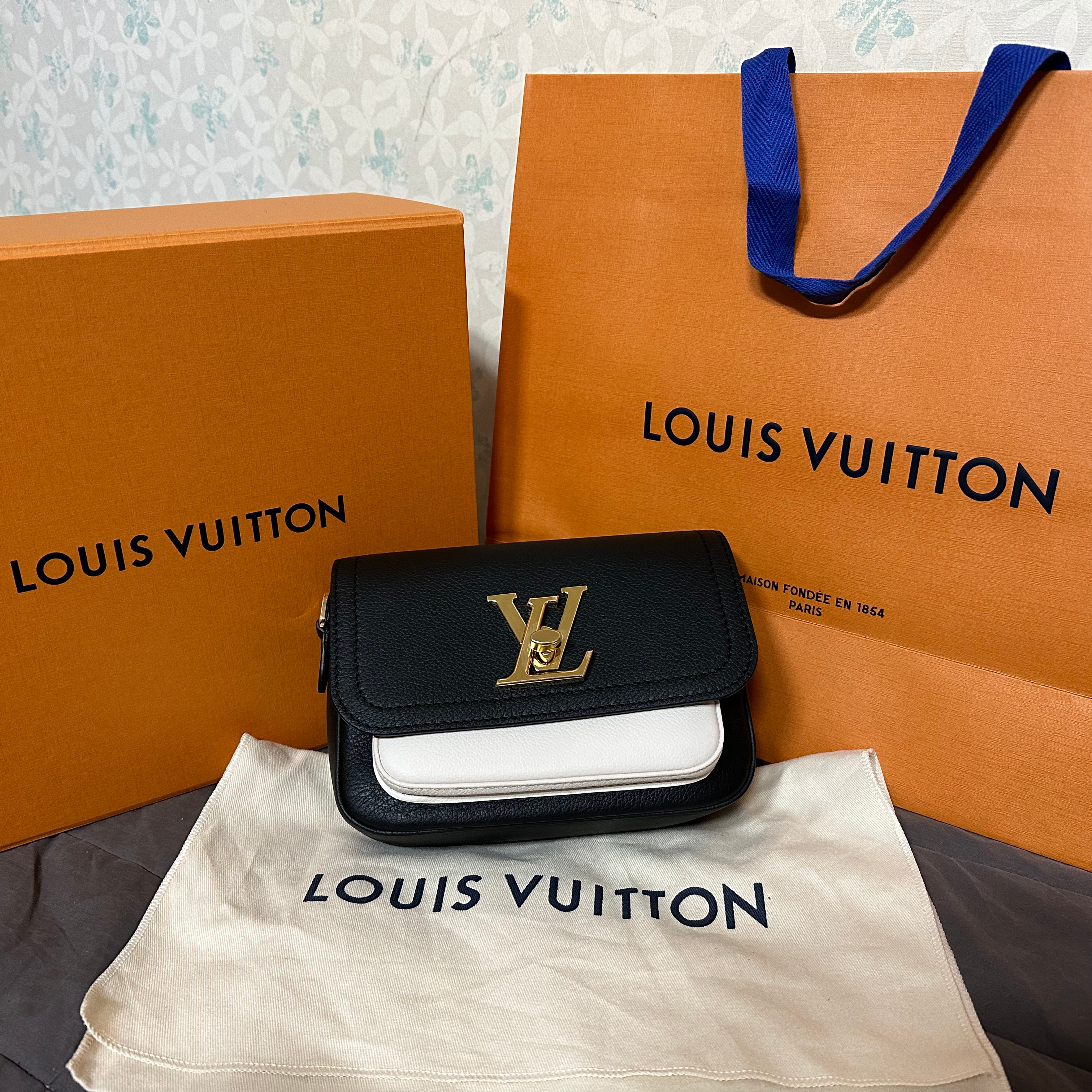 Louis Vuitton Lockme Tender Black 착용 스타일 - 1