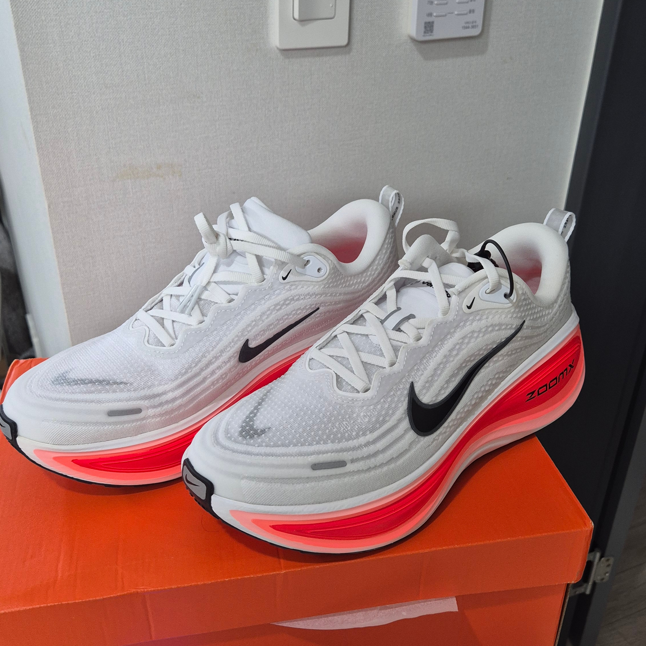 Nike Zoom Vomero Plus White Bright Crimson 착용 스타일