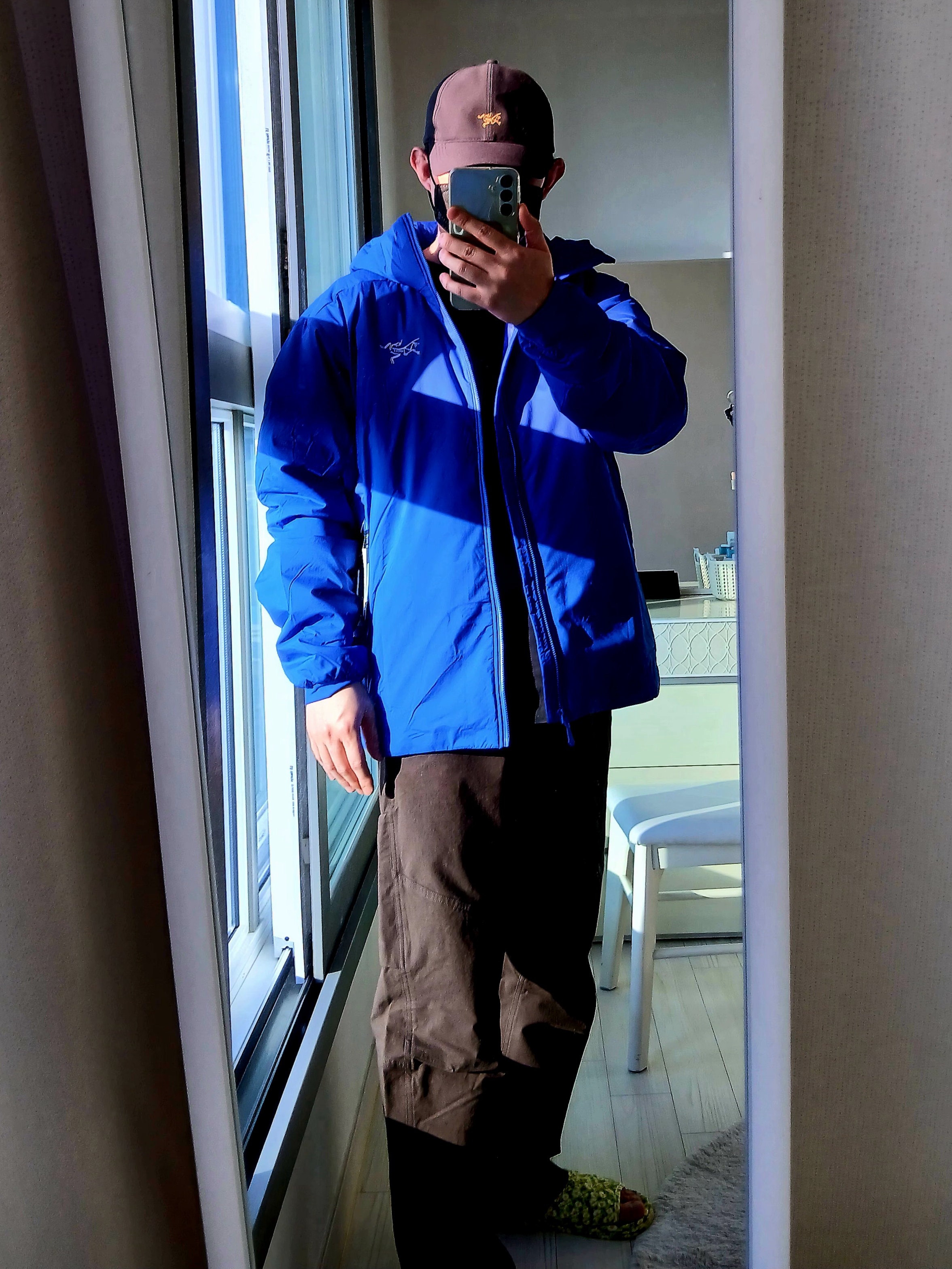 Arc'teryx Kragg Cotton LS T-Shirt 24K Black, Arc'teryx Cronin Cotton Pants Carob 착용 스타일 - 3
