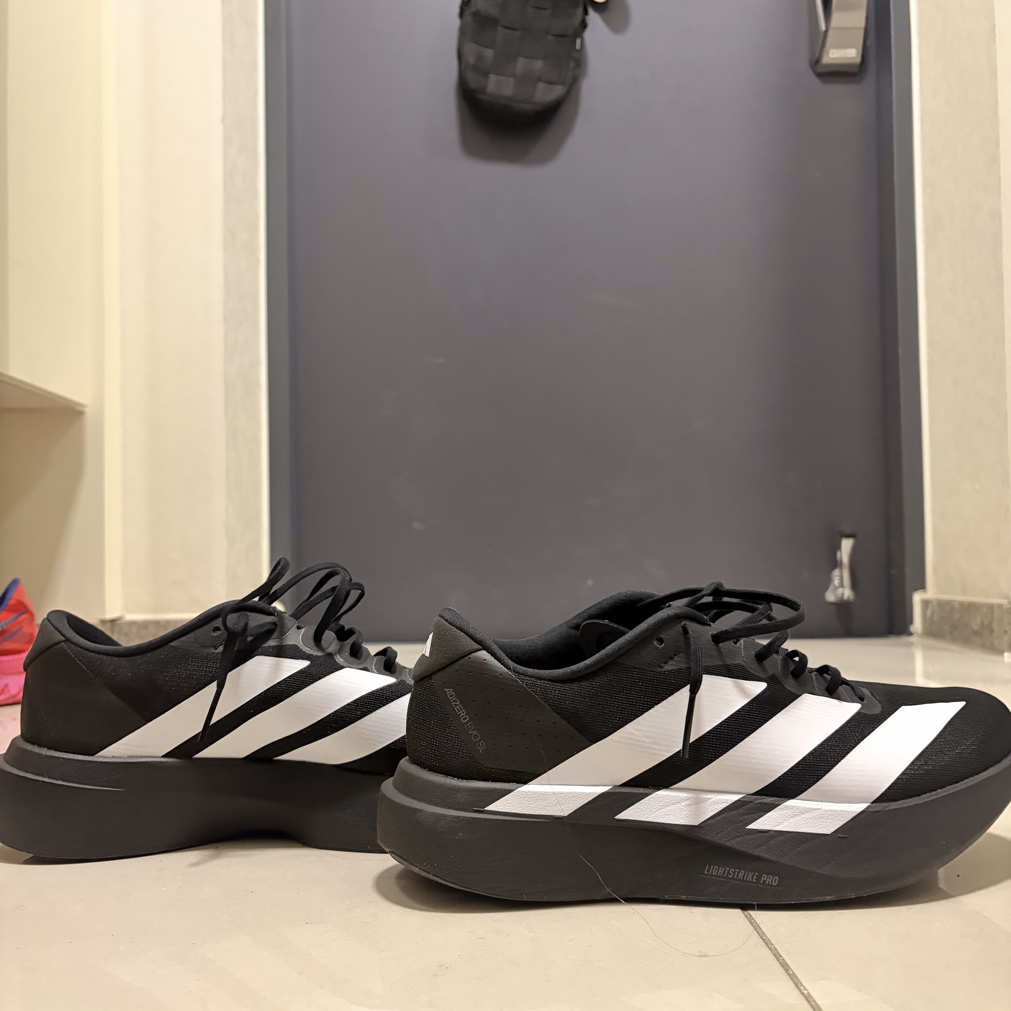 Adidas Adizero EVO SL Core Black Cloud White 착용 스타일 - 2