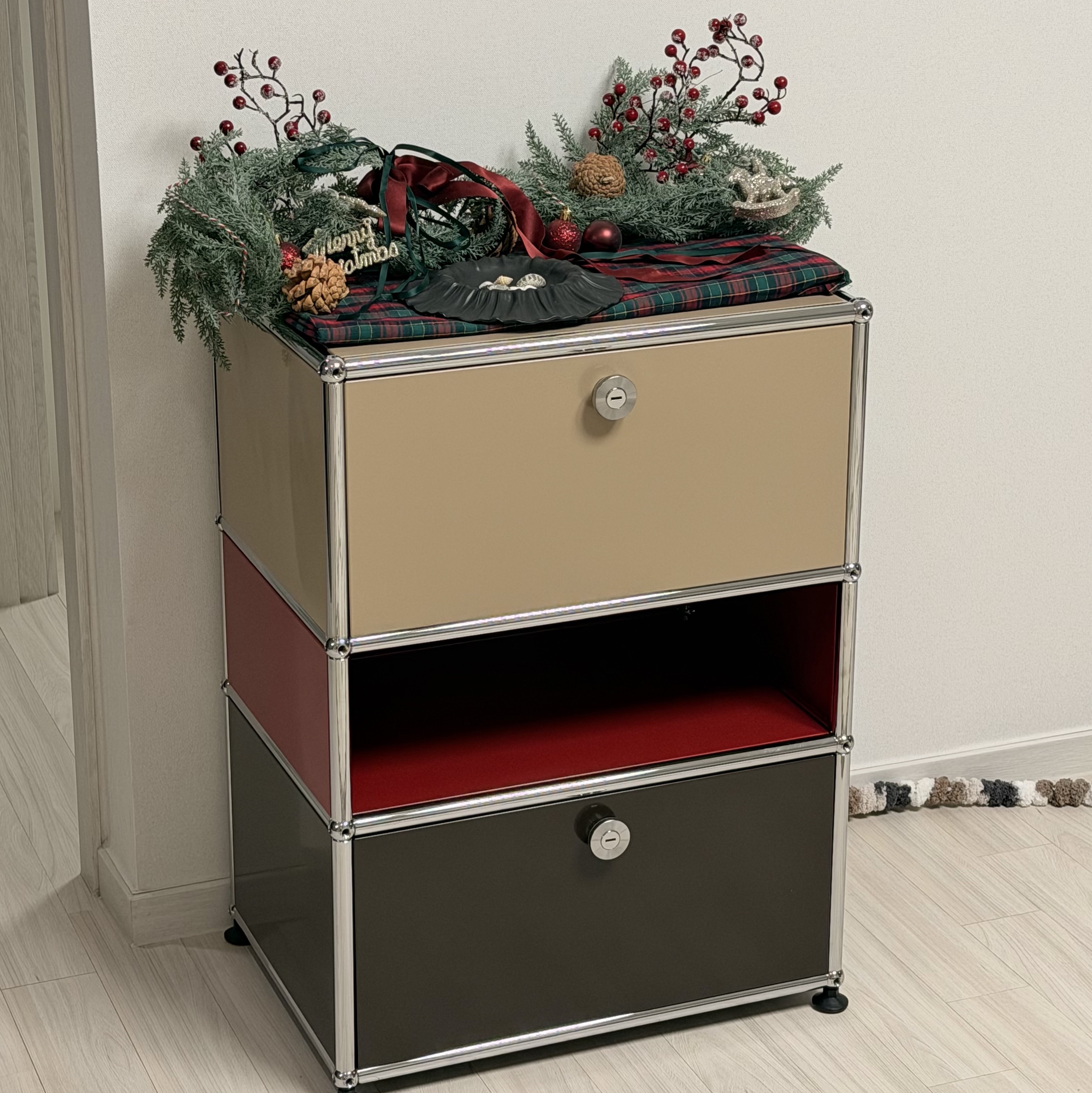 USM Haller Storage 1x3 Beige Ruby Red Brown 착용 스타일