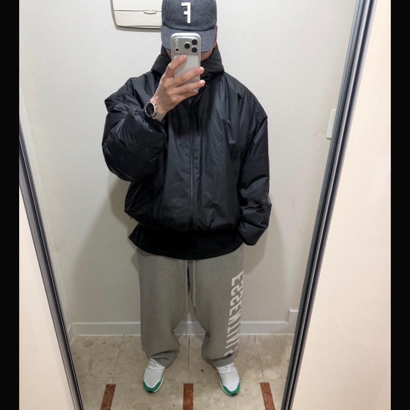 Essentials Fleece Relaxed Sweatpant Dark Heather - 24FW, Adidas Ultraboost 1.0 DNA Cloud White Green 착용 스타일 - 1