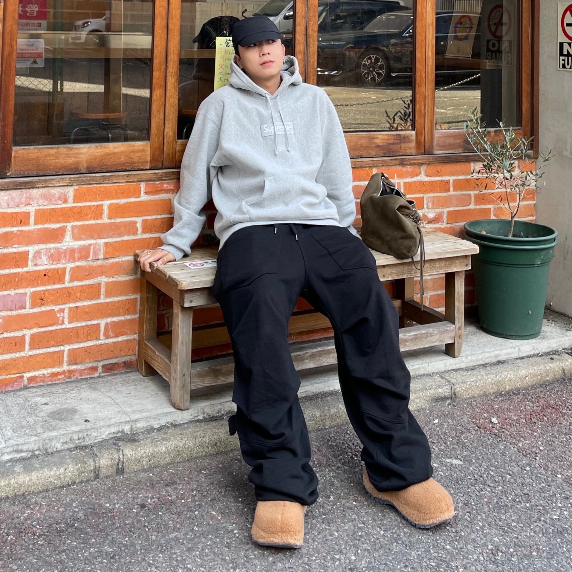 Supreme Box Logo Hooded Sweatshirt Heather Grey - 24FW, Crocs x Lil Nas X Mega Crush Clog Black Brown 착용 스타일 - 1