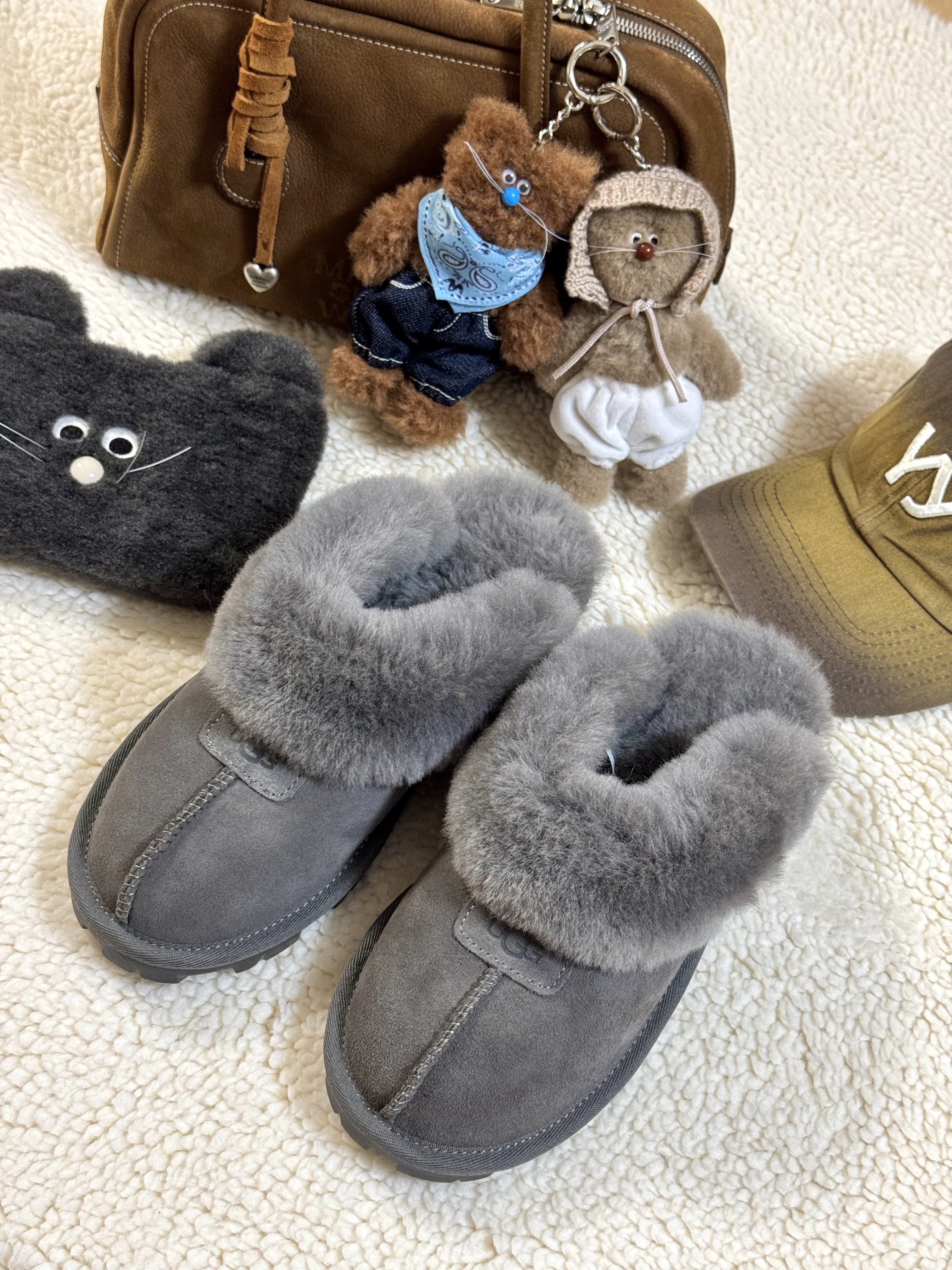 (W) UGG Coquette Slipper Grey, Monamhee Blay Keyring Pouch Black 착용 스타일 - 2