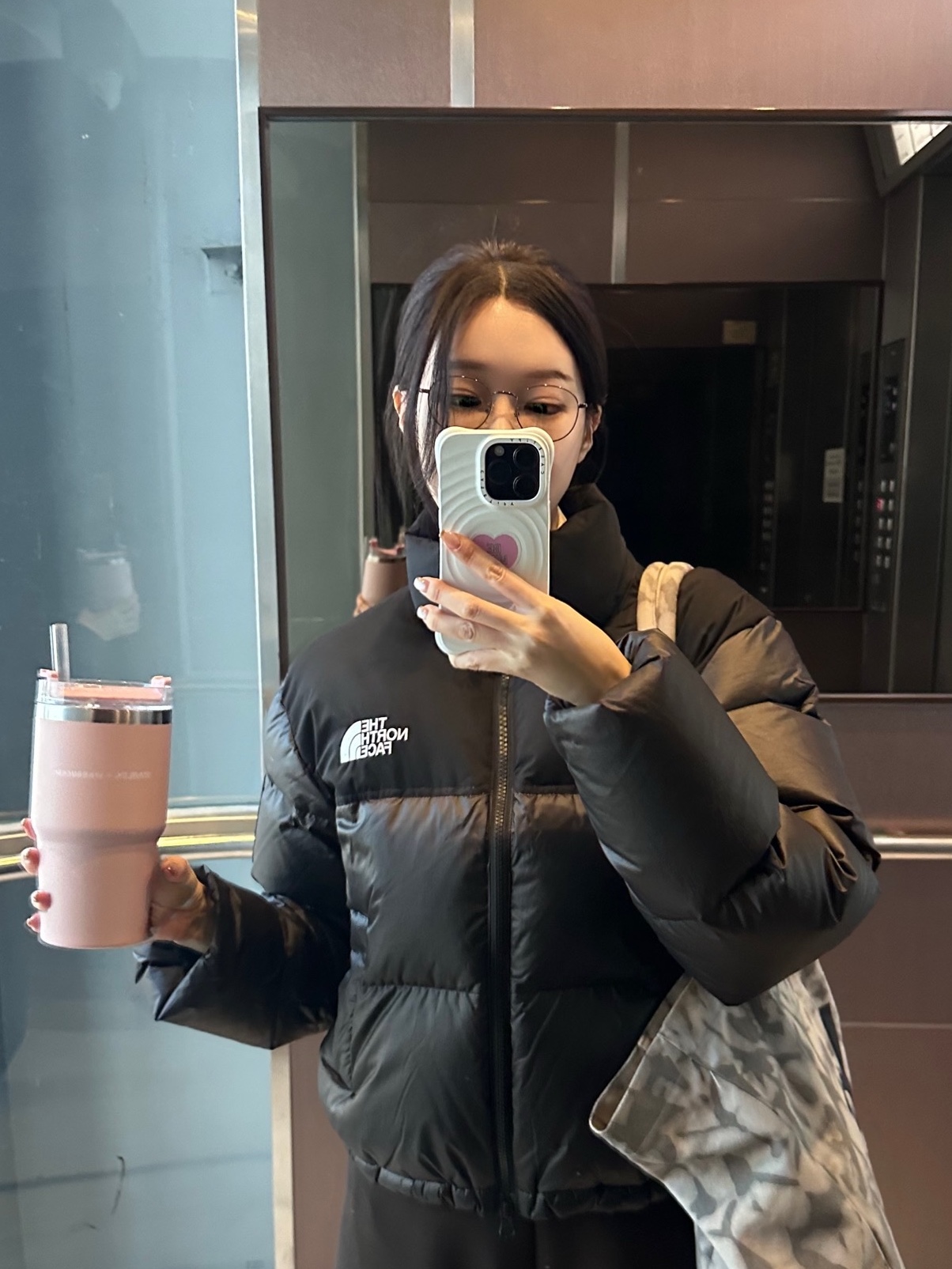 Alo Yoga Iconic Shopper Tote Bag Grey Tiedye, (W) The North Face White Label Novelty Nuptse Down Jacket Black 착용 스타일