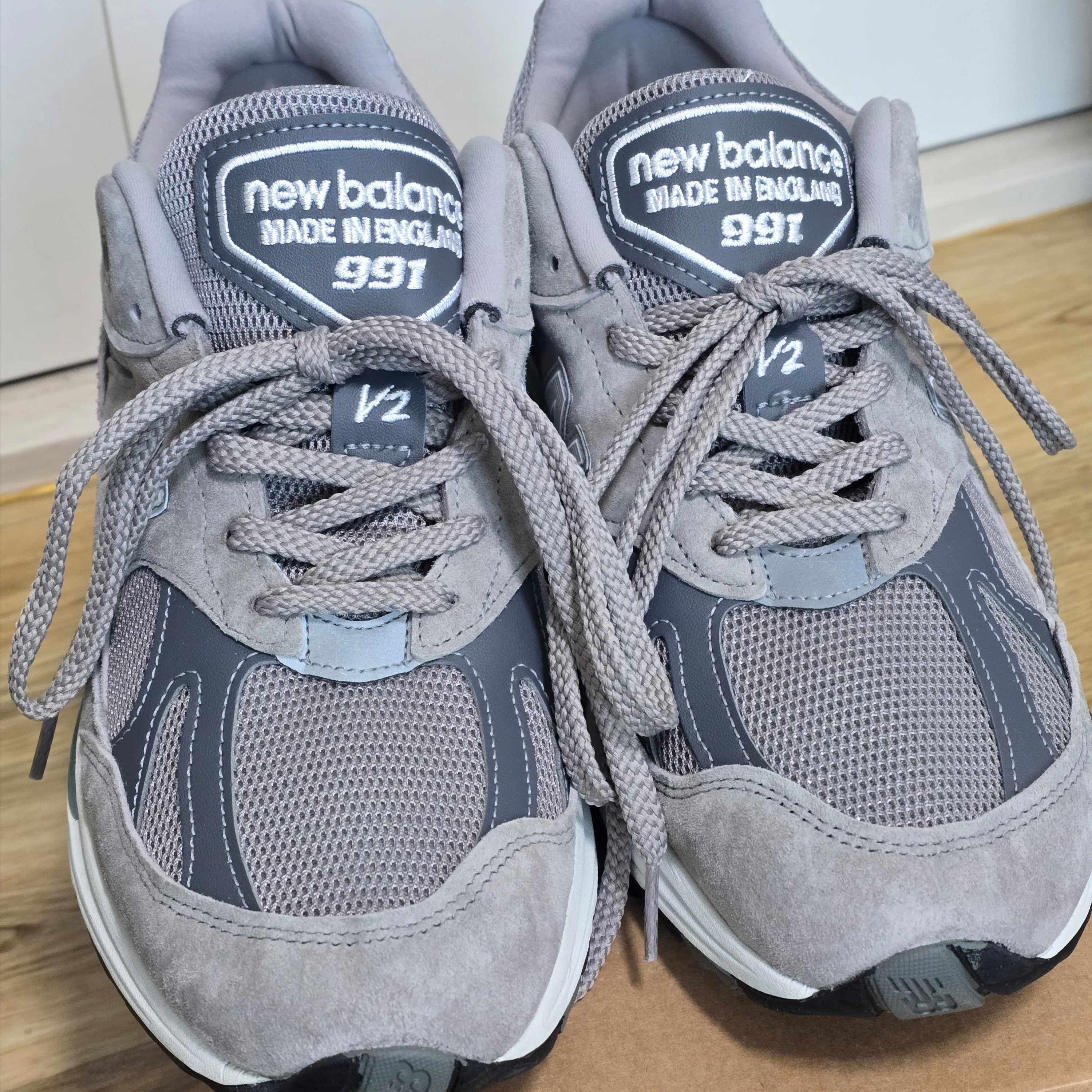 New Balance 991v2 Made in UK Rock Ridge Alloy Silver 착용 스타일