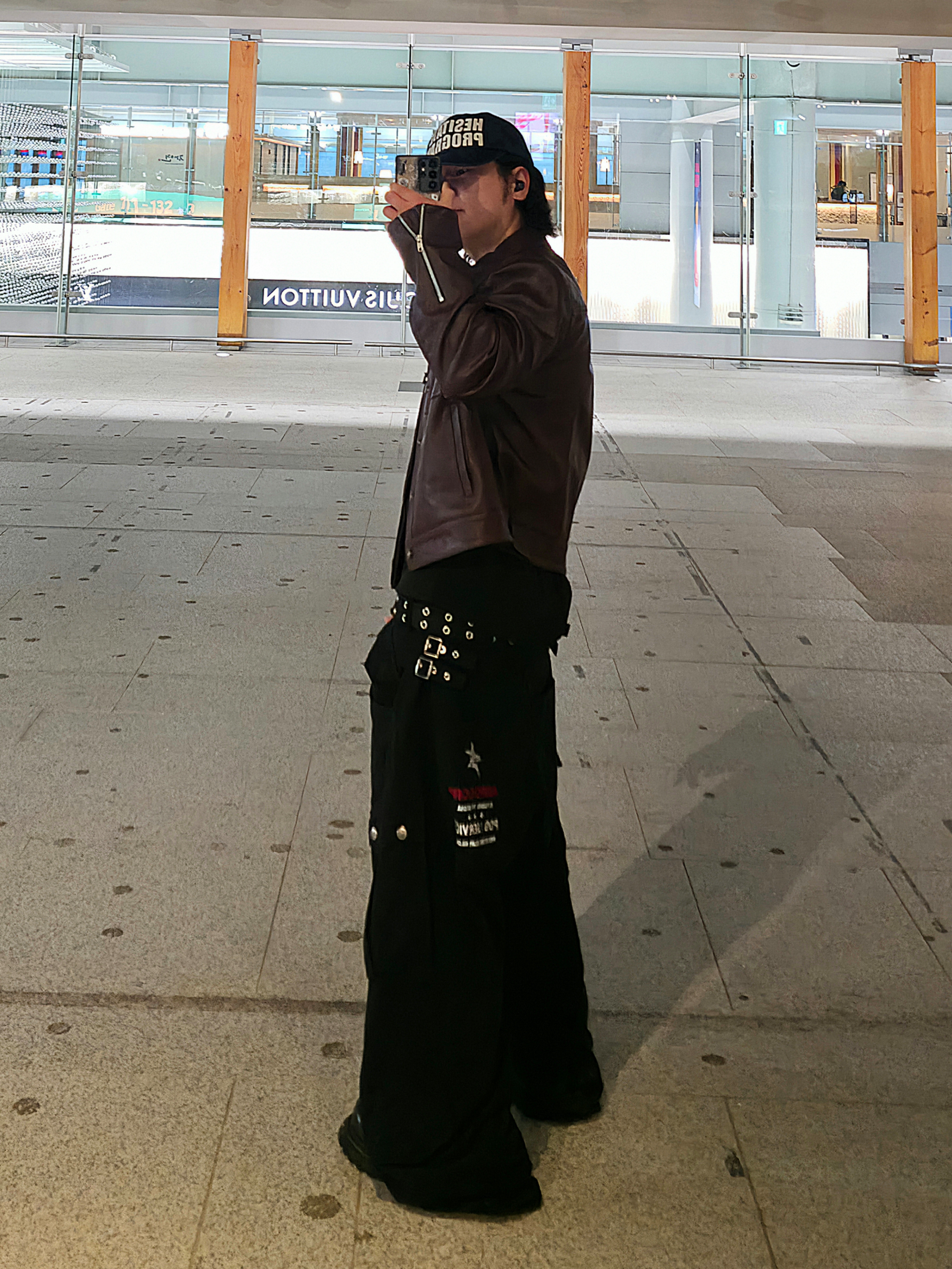 Haleine Trucker Faux Leather Jacket Burgundy (WJ346), Aoiro x Pog Service Hikari M65 Curved Pants Vintage Black 착용 스타일 - 1