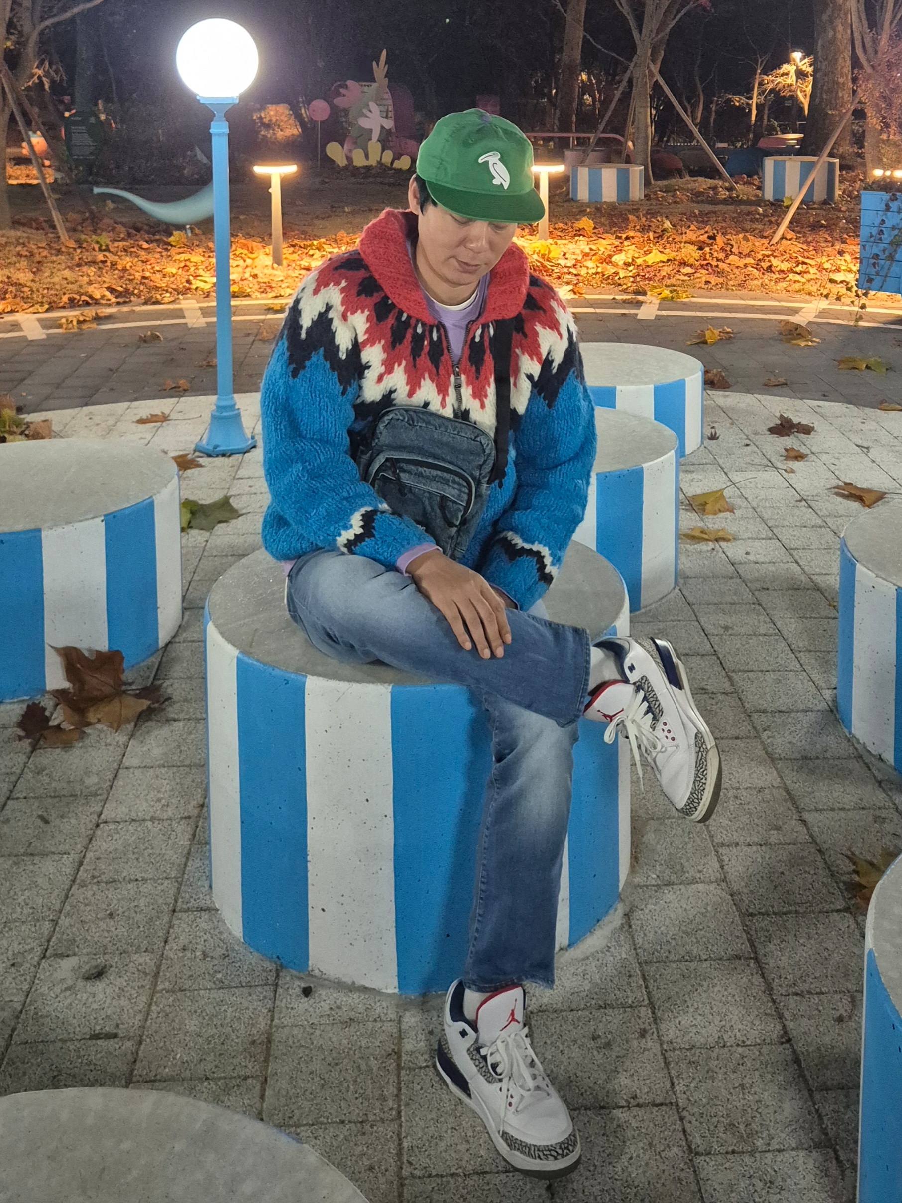 Supreme Denim Shoulder Bag Washed Indigo - 25FW, Jordan 3 Retro True Blue and Copper 착용 스타일 - 1