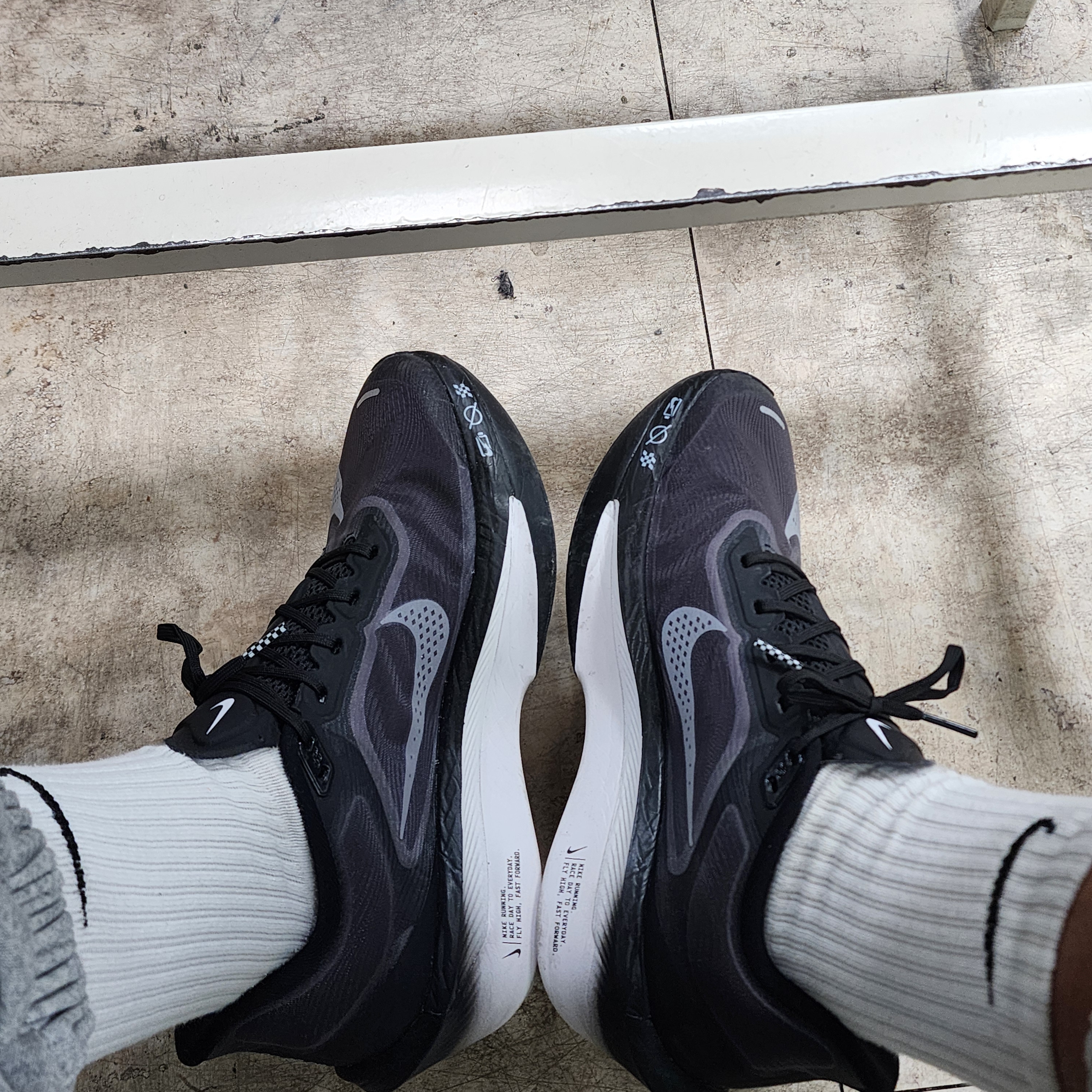 Nike Zoom Fly 6 Black Light Smoke Grey 착용 스타일
