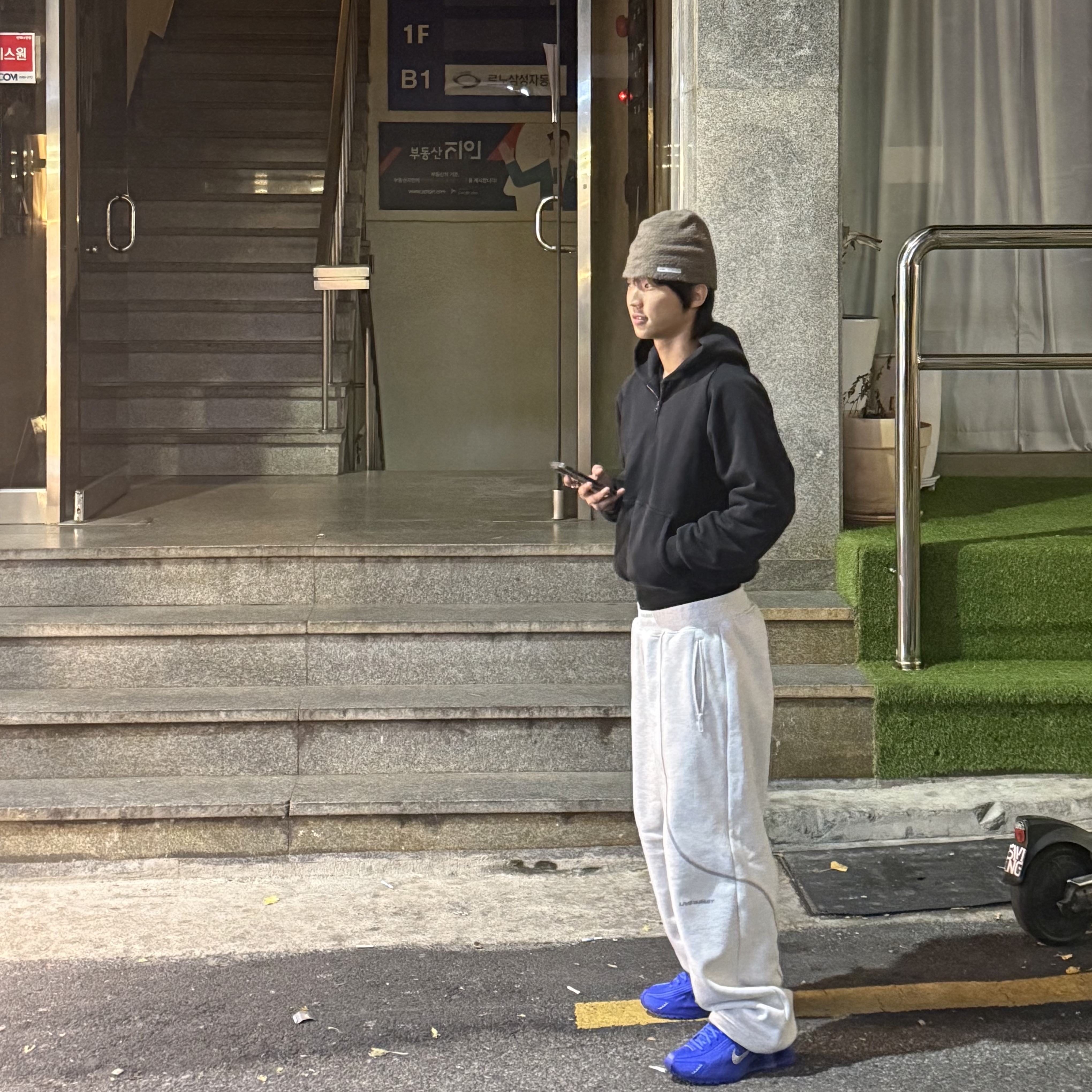 Yeezy YZY Zip-Up Hoodie Black, (W) Nike Shox R4 Racer Blue and Metallic Silver 착용 스타일 - 2