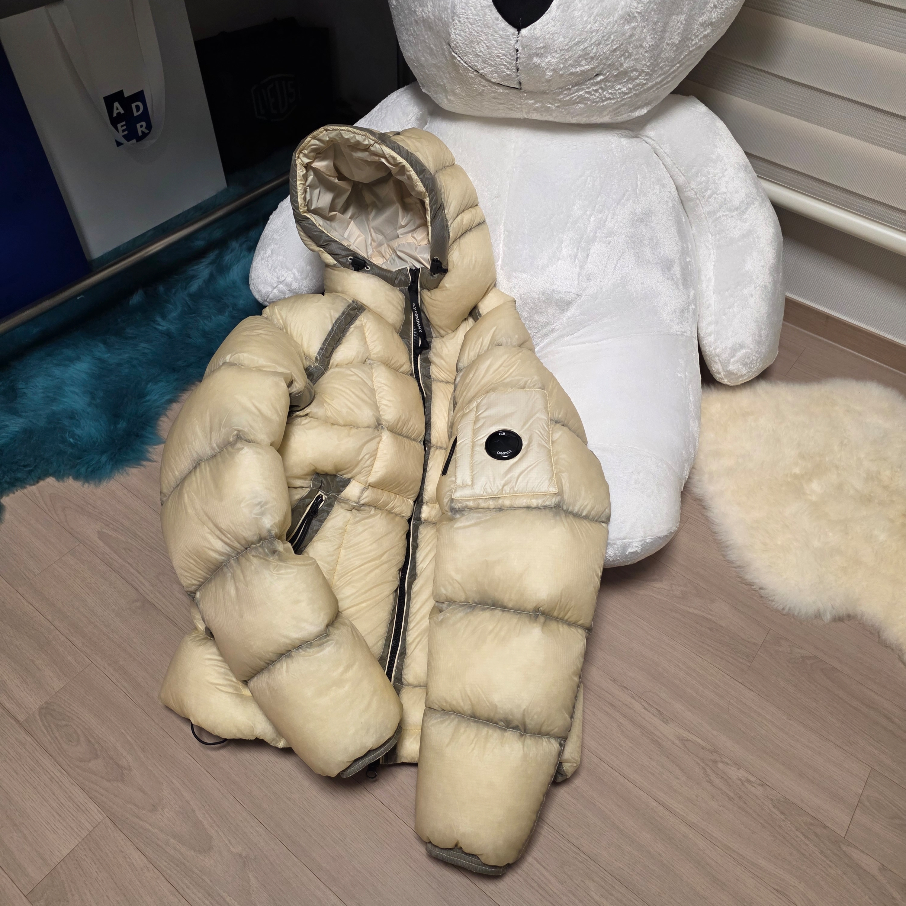 C.P. Company D.D. Shell Hooded Down Jacket Pistachio Shell Beige - 25FW 착용 스타일