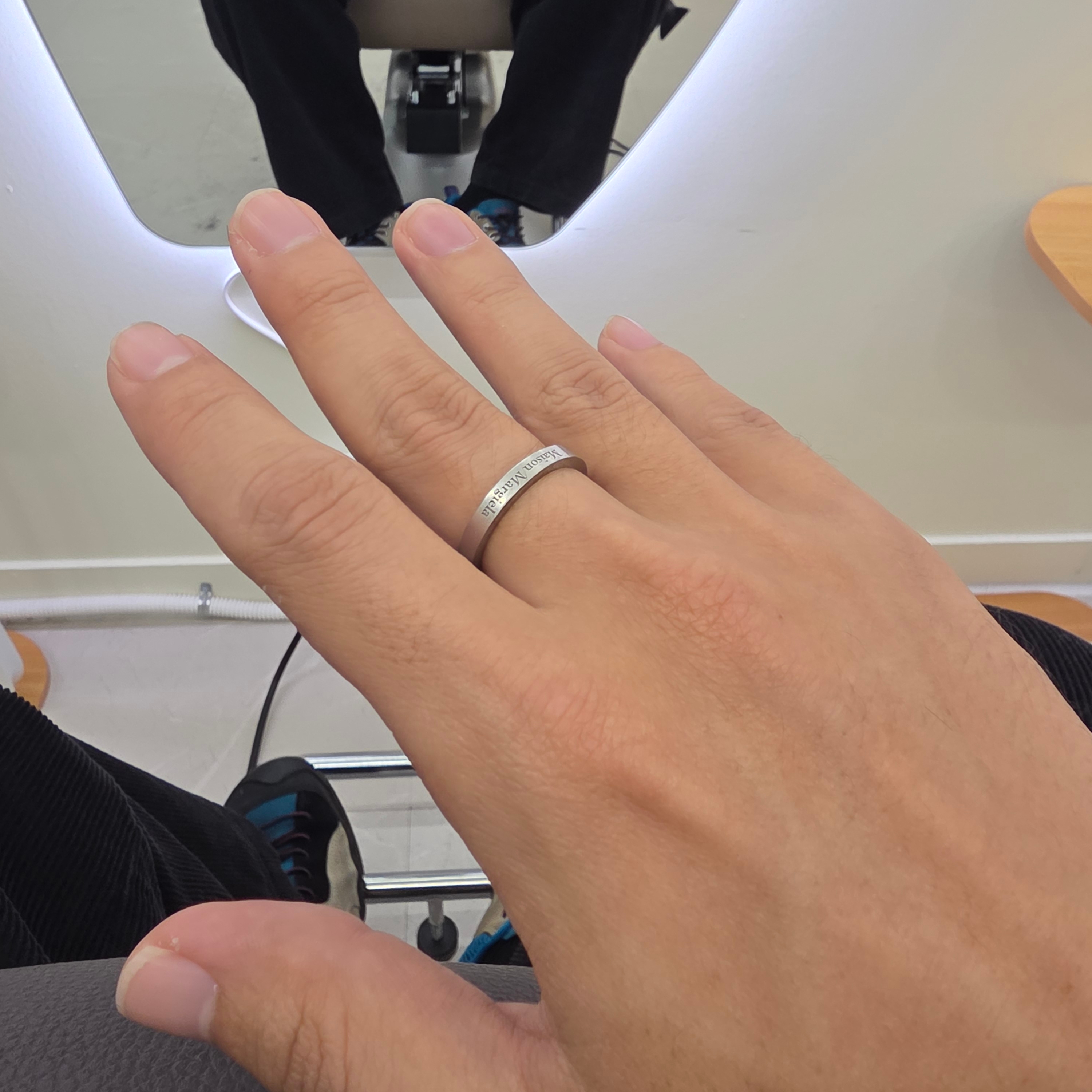 Maison Margiela Logo Ring Palladium 착용 스타일
