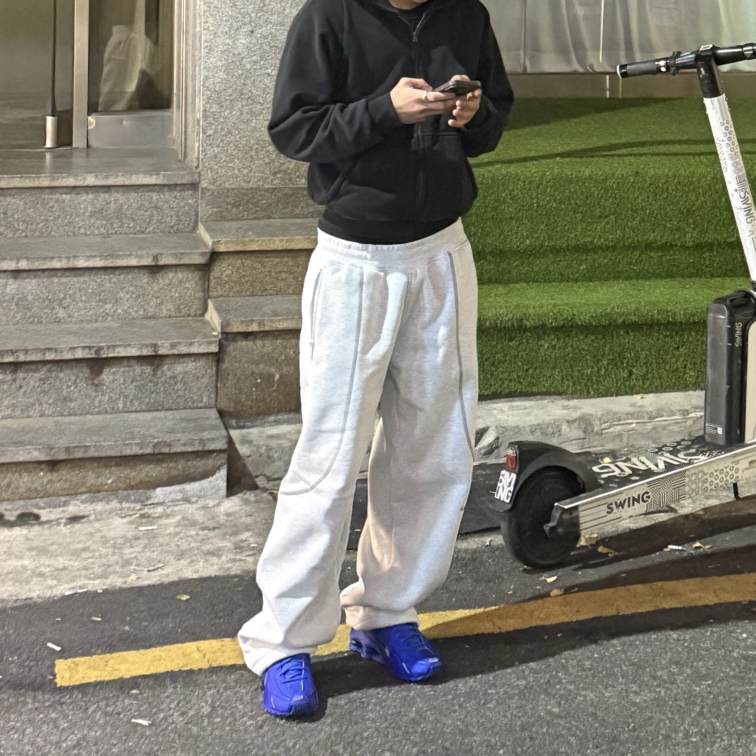 Yeezy YZY Zip-Up Hoodie Black, (W) Nike Shox R4 Racer Blue and Metallic Silver 착용 스타일 - 1