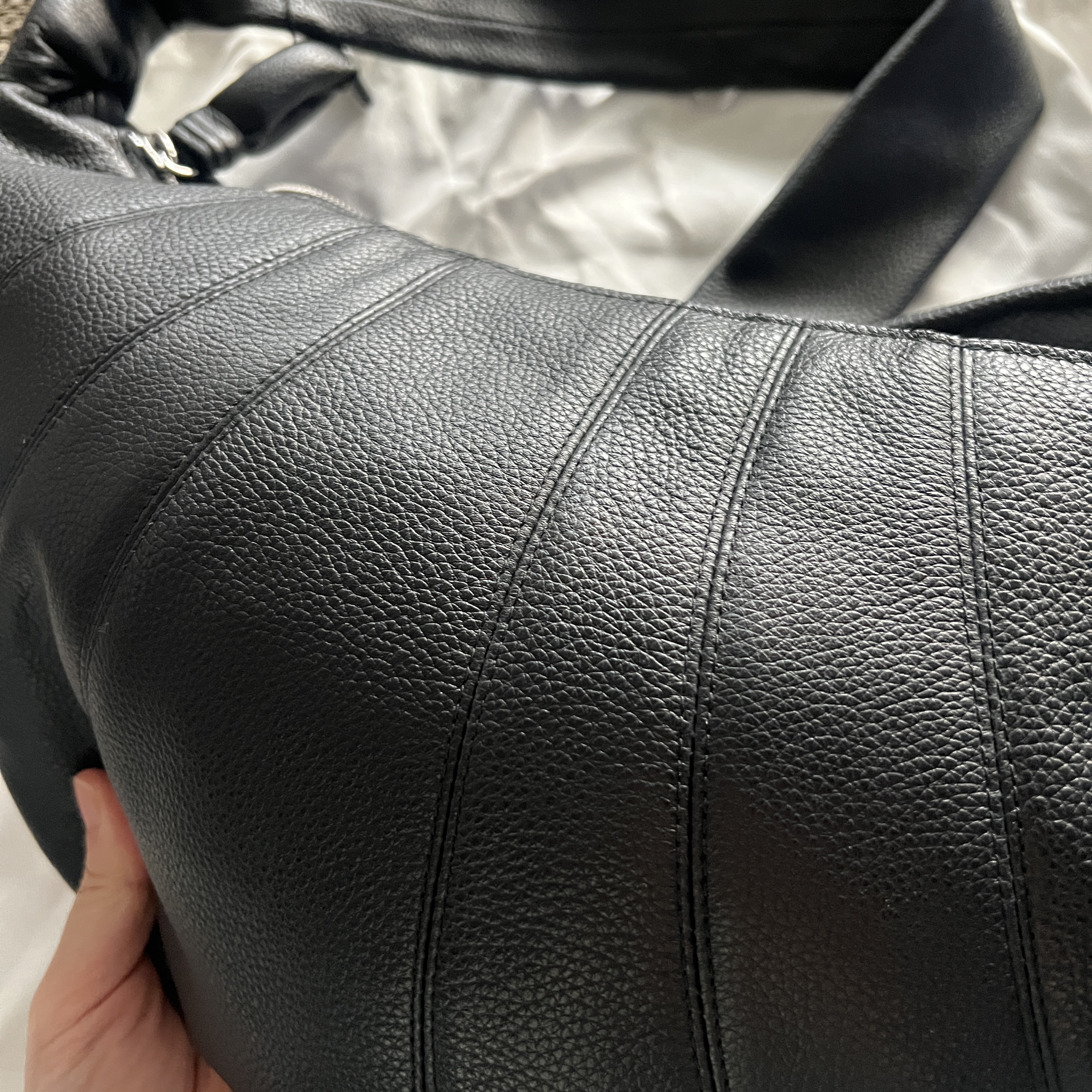 Lemaire Medium Croissant Bag Soft Grained Leather BLACK 착용 스타일 - 3