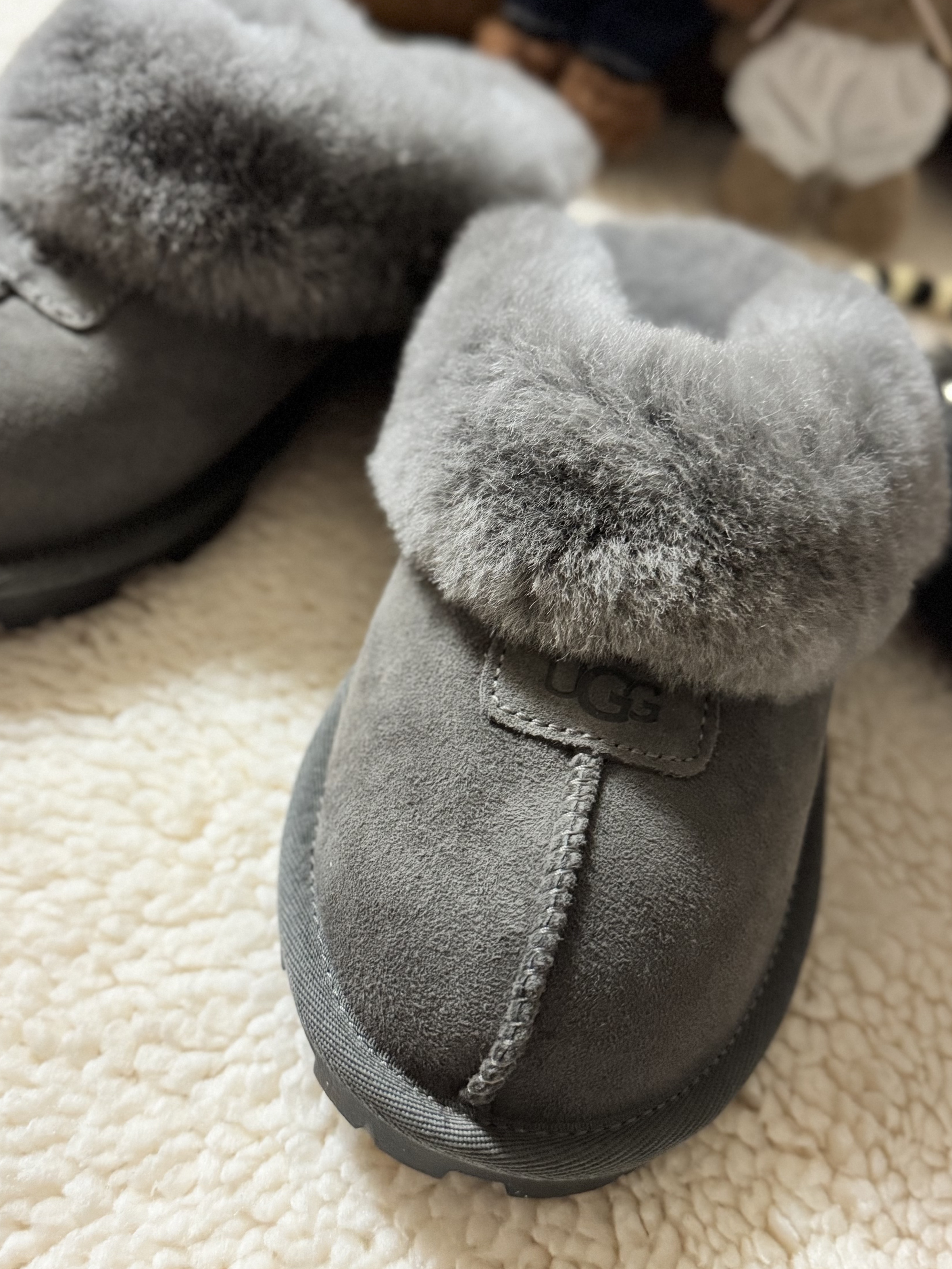 (W) UGG Coquette Slipper Grey, Monamhee Blay Keyring Pouch Black 착용 스타일 - 4