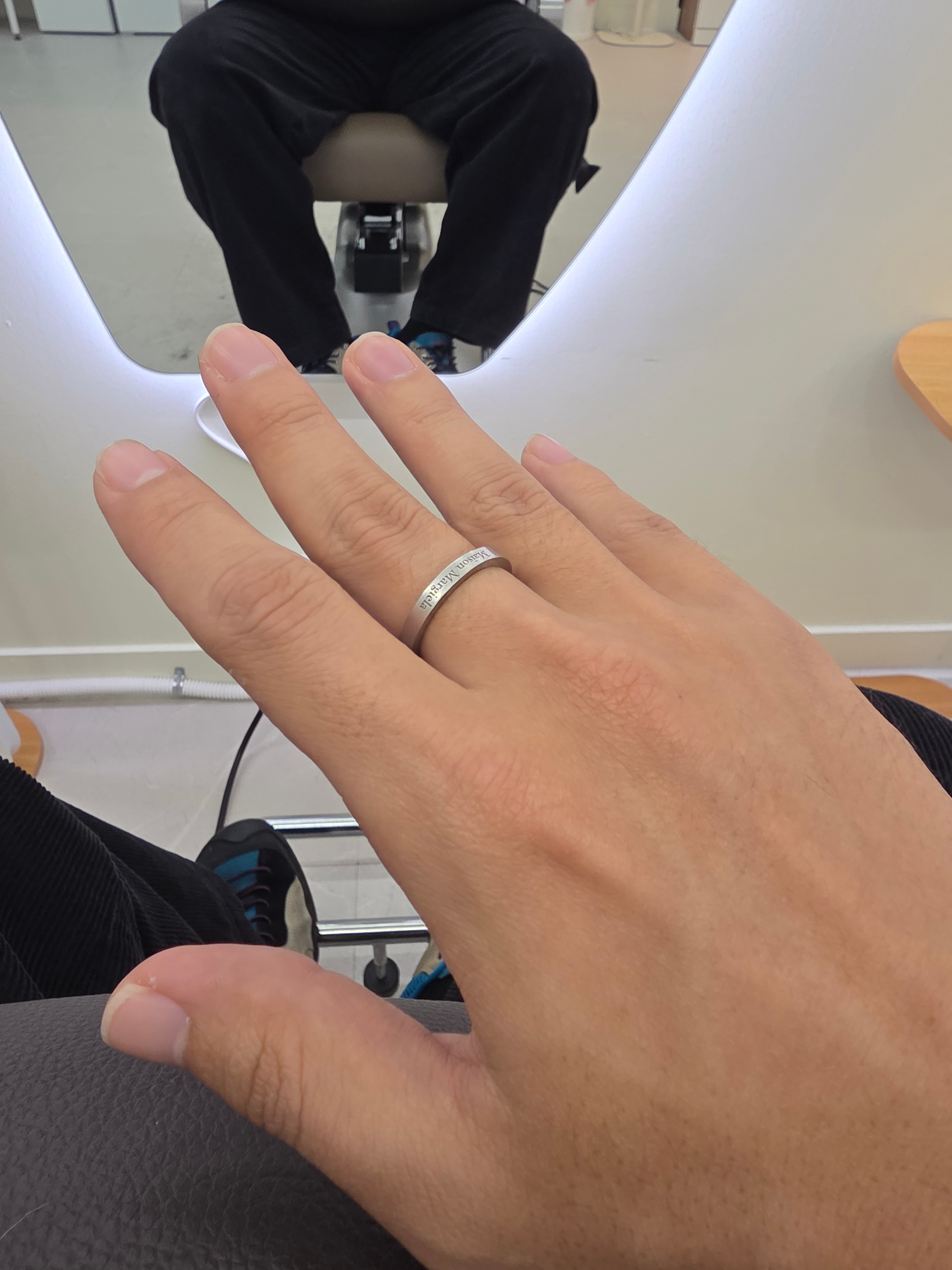 Maison Margiela Logo Ring Palladium 착용 스타일