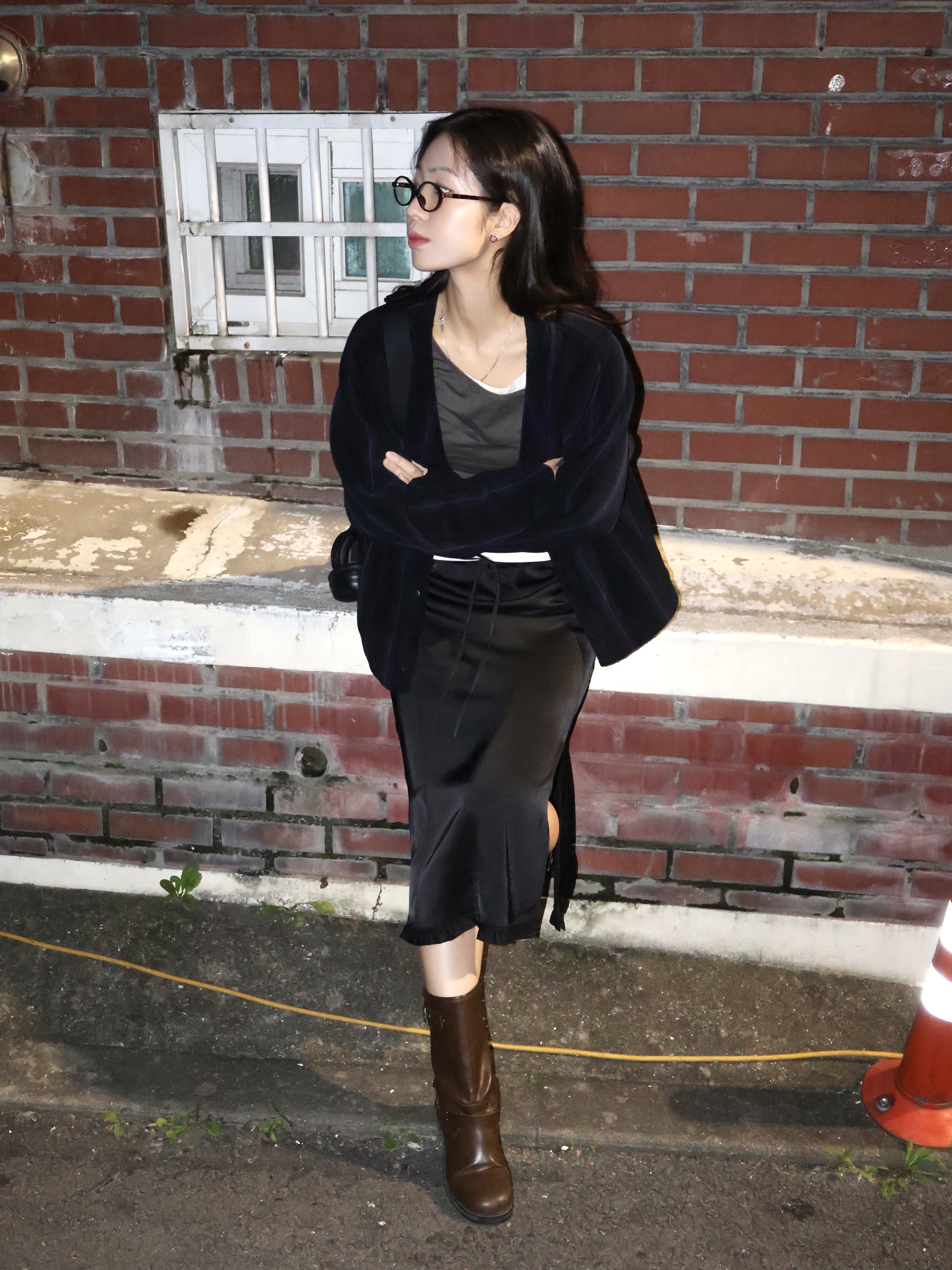 Human Made Heart Earrings Red, Uniqlo x Needles Fleece Oversized Cardigan Black - KR 착용 스타일 - 4