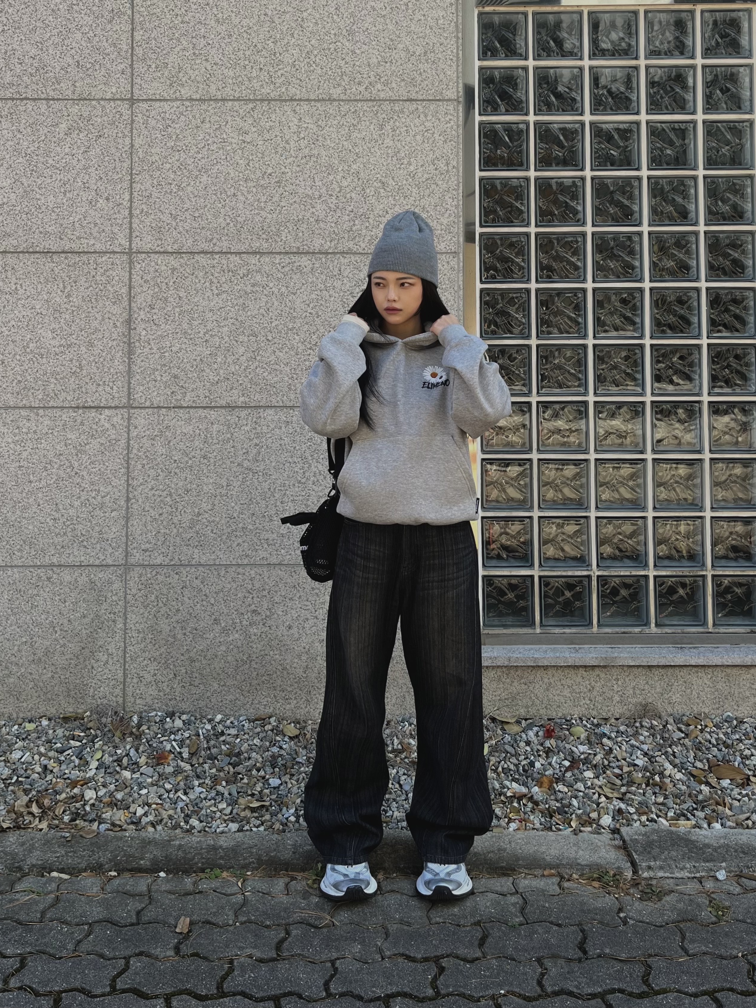 Supreme Mesh Mini Duffle Bag Black - 25SS, Balenciaga Circuit Sneaker White Silver 착용 스타일 - 3