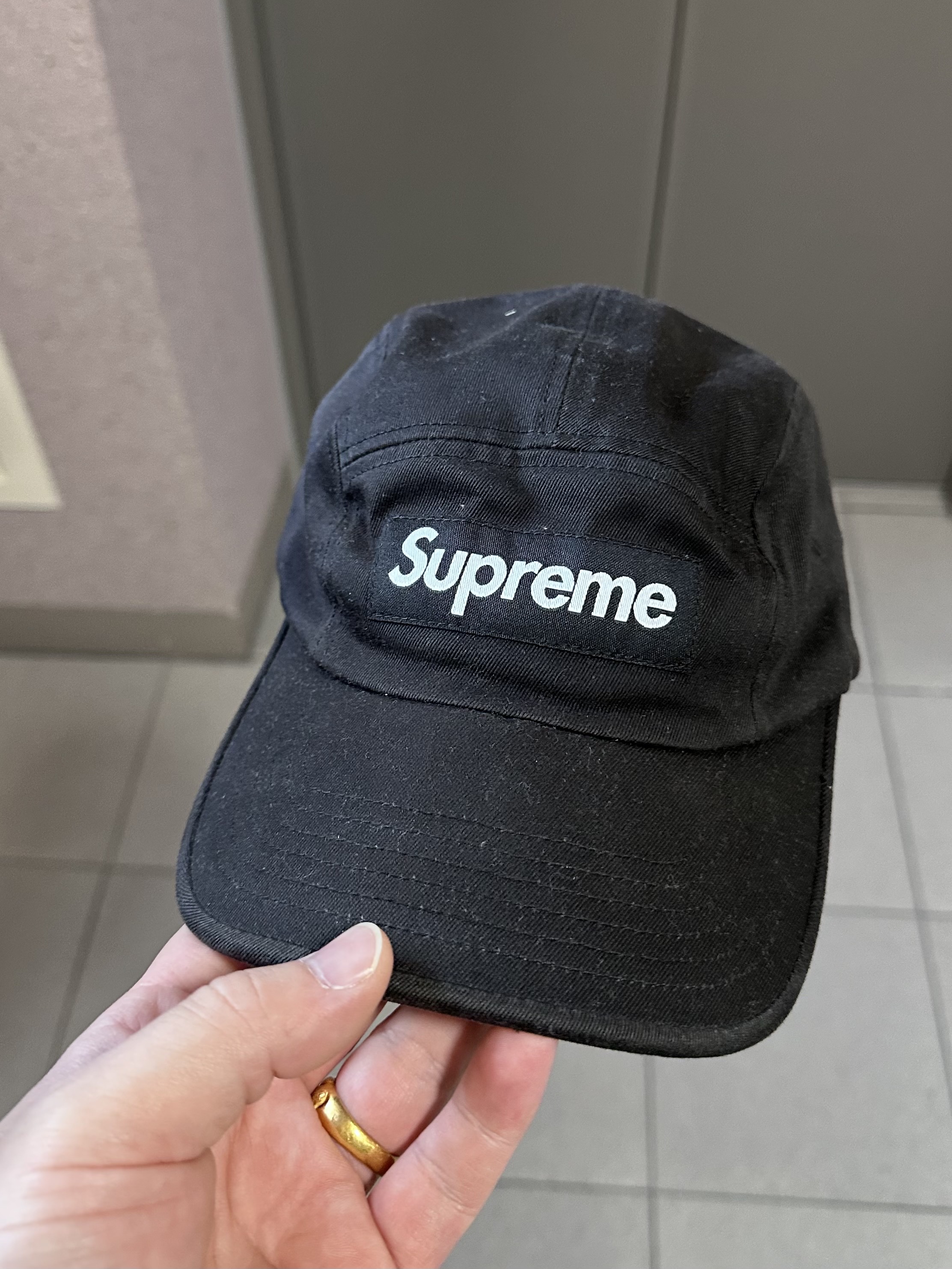 Supreme Washed Chino Twill Camp Cap Black - 25SS, Supreme x The North Face Split 6-Panel Black - 24SS 착용 스타일 - 1