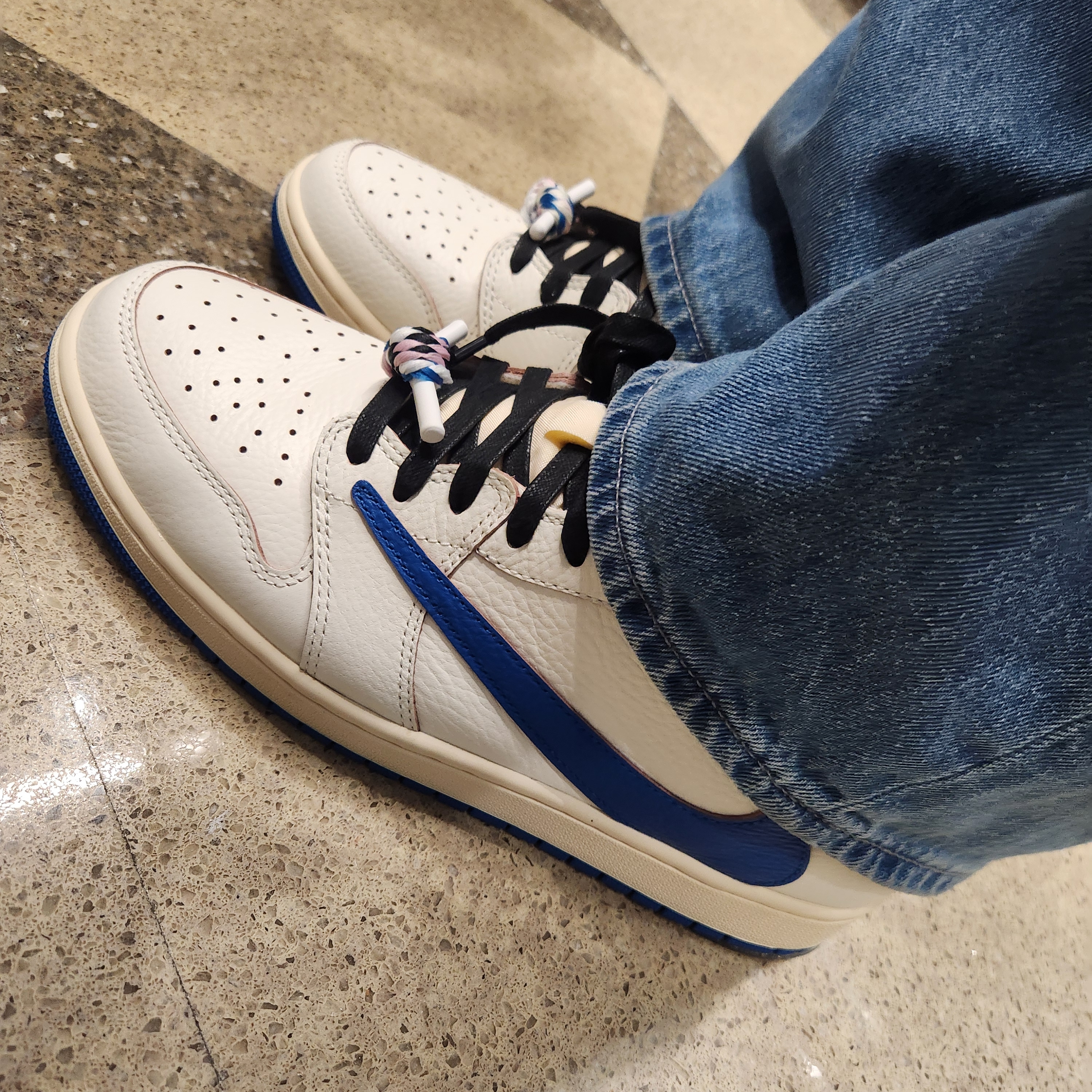 Jordan 1 x Travis Scott x Fragment Retro Low OG SP Sail Military Blue 착용 스타일 - 1